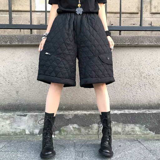 黒 ダウンパンツ ズボン 暖かい 厚手 M 半ズボン あったかい 中綿パンツ XL 防寒パンツ 美脚 ショート丈 中綿入り 防寒対策 ハーフ丈 キルティング 五分丈 キルティングパンツ 軽量 レディース 秋冬 ハーフパンツ ショートパンツ 短パン 厚手 L 送料無料 ワイド 黒 ダウンパンツ ズボン 暖かい 厚手 M 半ズボン あったかい 中綿パンツ XL 防寒パンツ 美脚 ショート丈 中綿入り 防寒対策 ハーフ丈 キルティング 五分丈 キルティングパンツ 軽量 レディース 秋冬 ハーフパンツ ショートパンツ 短パン 厚手 L 送料無料 ワイド