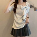 大人可愛い カジュアル ガーリー 個性的 アシンメトリー XL ス リボン カットソー 4XL 半袖 こなれ感 かわいい カットソー スクエアネック L 3XL 上品 M 主役級 送料無料 オープンショルダー 2XL きれいめ レディース ブラック シャツ プルオーバー 存在感 ホワイト
