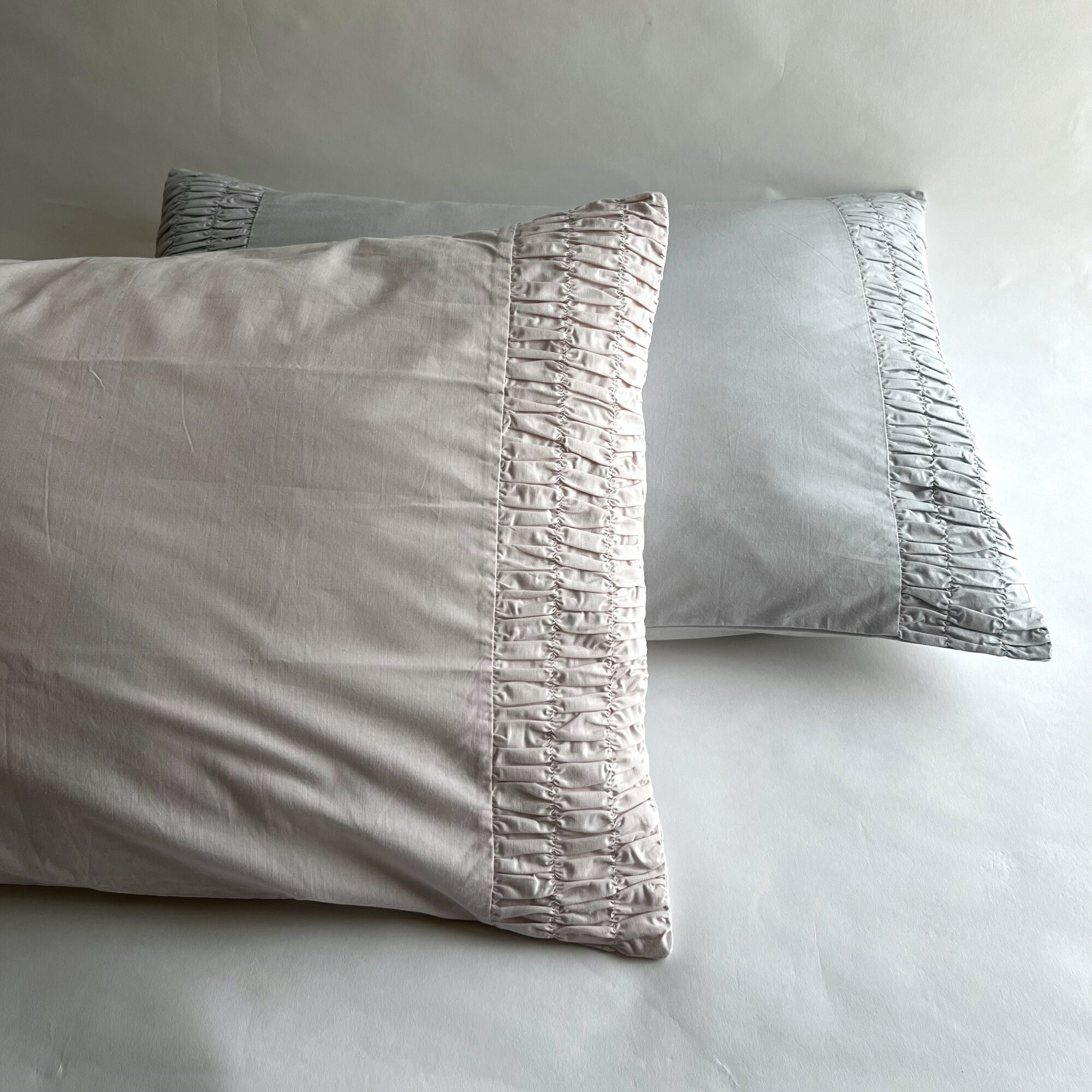 枕カバー 50×70  ローズピンク グレー 刺繍 シャーリング インド綿100％ おしゃれ かわいい