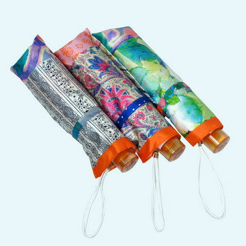 バッグ・小物・ブランド雑貨 傘 レディース雨傘 【店長おすすめ！】レディース雨傘折ミニ『Drole2』（オレンジ系3色） カラフルでオリジナリティ溢れるおしゃれな折りたたみ傘（3段式）日本製 個性的で明るいデザインの雨傘折りたたみを探しているお客様、お待たせしました。 「ブランド：『Drole2』」から、おしゃれで品質確かな商品が登場です！ ブランド『Drole2』のコンセプト 「オモシロオカシイ」の意 自由に描いた幾つものプリントのデザインをつなぎ合わせて、一枚一枚表情の違う世界に一つしかない無い物を作ります。 Textile　Designに長年携わり、数多くのプリントを生み出してきたデザインチームと、山梨・富士吉田の機屋さん。 そして京都のプリント工場が手を結び誕生しました。 もっと楽しく、もっと自由に。 「オモシロオカシイ」の気落ちを忘れずに、 Drole2にしか出来ない物を提案していきたいと思います。 ストールを中心に製造されているブランドさんです。 ----------------------- オーロラ社は、デパート等でも数多くのブランドを展開している傘最大手メーカーです。 そのオーロラ社がブランド『Drole2』でおしゃれな傘を造りました。 この傘なら雨でもおしゃれに、そして実用的にご使用できるでしょう♪ 傘生地デザインは、カラフルでオリジナリティ溢れる絵柄です。 花、ドット、ストライプ、チェック、ペーズリー、パッチワーク、動物、絵、文字、手描き、などなど様々なデザインパターンがあります。 中には、有名画家や有名デザイナー/イラストレーターの描いたデザインもあります。 同じパターンを使う事はあっても、ランダムにパターンを組み合わせているので、全く同じ絵柄のデザインは二つとありません。 傘袋のデザインも傘本体と違うこだわりようです。 気分が落ち込みがちな雨の日でも、明るい絵柄で元気にテンション上げてくれそうです。 このページのカラーは、オレンジ系のパターンA、B、C、の3色です。 （傘生地の縁のカラー、手元のカラーで、オレンジ系等としています。） 他のカラー系統、2段式折りたたみ傘は、こちらをご覧ください！ 造りはしっかりしていて、中棒には指に優しいハジキカバーも付いています。 親骨は長めの55cm、直径94cmと広げると結構大きいですが、3段式ミニなので、畳むと26．5cmになり、 バッグにも入れやすいサイズです。 通勤、お買い物、お出かけ、等の様々なシーンで不意の雨対策に重宝します。 また、親骨は、軽量で丈夫なグラスファイバー骨を一部使用しております。 手元は、少し色味のかかったクリアなアクリル樹脂で透明感があります。 そして、製造は丁寧な縫製、品質で信頼ある日本製です！ デパートにも納入している傘最大手メーカーのオーロラ社で、 もちろん日本洋傘振興協議会（JUPA）の検査も合格していますので、 品質上も問題なく、アフターフォローも安心です。 ギフトにも喜ばれます。 カラフルでオリジナリティ溢れる折りたたみ雨傘で、雨の日も心晴れやかにお出かけしませんか？♪ 【送料無料！】 本品は『送料無料！』でご提供します！ 商品詳細 素材 ・生地：ポリエステル100％ ・中棒：軽量アルミ（銀色） ・親骨：グラスファイバー＋スチール（黒） ×6本 ・手元：アクリル樹脂 サイズ ・親骨の長さ　　　：55cm ・全長（畳んだ時）：26．5cm ・直径（開いた時）：94cm ※当店での平置き採寸です。誤差がある場合がございます。 重量 250g ※当店での実測です。誤差がある場合がございます。 製造国 日本 名入れネーム刺繍 対応可能 名入れ手元直彫り 対応不可 特徴 女性用雨傘折りたたみミニ、手開き3段（骨をポキポキ折るタイプ） ○撮影およびモニター特性の関係上、色が若干異なる場合がございます。また商品写真は画像処理などの補正を行っております。 予めご了承ください。 ○在庫は実店舗と連動しています。出来るだけリアルタイムの在庫数を記載していますが、タイミングによっては、 ご注文商品の在庫が無い場合がございます。 在庫があるかないかは、ご注文後、速やかにご連絡いたします。 【検索用キーワード】傘/日傘/かさ/カサ/アンブレラ/雨傘/晴雨兼用傘/パラソル/折りたたみ傘/ミニ傘/ブランド傘/傘通販/ 超軽量傘/24本傘/16本骨傘/ マンハッタナーズ/メンズ/レディース/デザイン傘/おしゃれな傘/レインコート/遮光傘/ 紫外線対策/遮熱傘/UV対策/ 99％/99．99％/100％/超撥水/はっ水/防水/ヘンリーキャッツ＆フレンズ/ ほぐし織/軽い傘/大きい傘/ ファー/ファー　マフラー/ファー　ストール/ファースヌード/毛皮/レッキスラビット/ フォックス/シルバーフォックス/ チンチラ/ミンク/ラグーン/ラビット/ファー　ティペット/fur/umbrella/parasolバッグ・小物・ブランド雑貨 傘 レディース雨傘 【店長おすすめ！】レディース雨傘折ミニ『Drole2』（オレンジ系3色） カラフルでオリジナリティ溢れるおしゃれな折りたたみ傘（3段式）日本製 【店長おすすめ！】レディース雨傘折ミニ『Drole2』（オレンジ系3色） カラフルでオリジナリティ溢れるおしゃれな折りたたみ傘（3段式）日本製 洋傘メーカー最大手のAURORA（オーロラ）社から、個性的で明るいデザインの雨傘折りたたみ登場♪ 明るい色使いに雨の日の憂鬱が吹き飛んじゃう♪ ブランド『Drole2』 コンセプトは「オモシロオカシイ」 自由に描いた幾つものプリントのデザインをつなぎ合わせて、一枚一枚表情の違う世界に一つしかない無い物を作ります。 Textile　Designに長年携わり、数多くのプリントを生み出してきたデザインチームと、山梨・富士吉田の機屋さん。 そして京都のプリント工場が手を結び誕生した、ひとつだけの傘！！ もっと楽しく、もっと自由に。 「オモシロオカシイ」の気落ちを忘れずに、 Drole2にしか出来ない物を提案していきたいという想いを込めて。 ストールを中心に製造されているブランドさんが手掛けた逸品です♪ とにかくカラフル！！柄の配置は一つとして同じものはありません！！ 折りたたみミニ（3段式）だから、バッグの隙間に入れておきやすい！！ 通勤・通学・旅行のいざ！という時にも安心☆ これで天気が不安な日のお出かけも怖くない♪ そして、もちろん！丁寧な縫製、品質で信頼ある日本製！世界に誇るMade in Japan！！ 日本洋傘振興協議会（JUPA）の検査も合格しているから品質も問題なく、アフターフォローもバッチリ！！ 指にやさしいハジキカバーも付いてます。 プレゼントとしても大人気商品です♪ ■Detail お財布のサポーター☆【日本全国送料無料！】 北は北海道から南は沖縄まで♪ カラーは3色です。 （左から）パターンA、パターンB、パターンC どの柄もウキウキしちゃう色♪ 折りたたみミニ（3段式）だから、バッグの隙間に入れておきやすい！！ 通勤・通学・旅行のいざ！という時にも安心☆ 同じ配色は一つもない！ポップなデザインと鮮やかな色使い！ あなただけの一本で、憂鬱な雨の日も楽しく過ごそう♪ 手元は、アクリル樹脂でポップなオレンジ！ 指挟み防止のハジキカバーも付いて安心設計♪ なんといっても！丁寧な縫製、品質で信頼ある日本製！世界に誇るMade in Japan！！ ■Color variation ■パターンA ■パターンB ■パターンC ■店長からのアドバイス ・カラーバリエーションの並び順は次の通りです。 　ななめ置き、正面置き、傘袋裏表、生地アップ、手元と畳んだ状態。 　　　 ・お使いのモニターにより、色が若干異なる場合がございます。予めご了承の上ご購入お願いいたします。 ■Size &#9312; 親骨の長さ 55cm &#9313; 直径（開いた時) 94cm &#9314; 全長（畳んだ時） 26．5cm ■店長のオススメポイント☆ ・お財布のサポーター☆【日本全国送料無料！】 ・憂鬱な雨の日でもポップで唯一無二なデザインが心を明るくしてくれる♪ 　 ・指挟み防止のハジキカバーも付いて安心♪ 　 ・ プレゼントや自分へのご褒美にもオススメな一本です♪