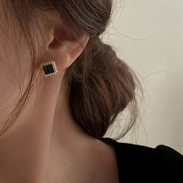 ◆ブラック人工石を極小イミテーションパールが囲んだ独特のスクエアデザインピアス。 ◆エレガントな雰囲気を演出してくれます 注意事項 ◆在庫数の更新は随時行っておりますが、お買い上げいただいた商品が、品切れになってしまうこともございます。 その場合、お客様には必ず連絡をいたしますが、万が一入荷予定がない場合は、キャンセルさせていただく場合もございますことをあらかじめご了承ください。 ◆商品写真はできる限り実物の色に近づけるよう加工しておりますが、お客様のお使いのモニター設定、お部屋の照明等により実際の商品と色味が異なる場合がございます。 メーカー希望小売価格はメーカーカタログに基づいて掲載しています商品説明 ◆ブラック人工石を極小イミテーションパールが囲んだ独特のスクエアデザインピアス。 ◆エレガントな雰囲気を演出してくれます 注意 ◆在庫数の更新は随時行っておりますが、お買い上げいただいた商品が、品切れになってしまうこともございます。 その場合、お客様には必ず連絡をいたしますが、万が一入荷予定がない場合は、キャンセルさせていただく場合もございますことをあらかじめご了承ください。 ◆商品写真はできる限り実物の色に近づけるよう加工しておりますが、お客様のお使いのモニター設定、お部屋の照明等により実際の商品と色味が異なる場合がございます。