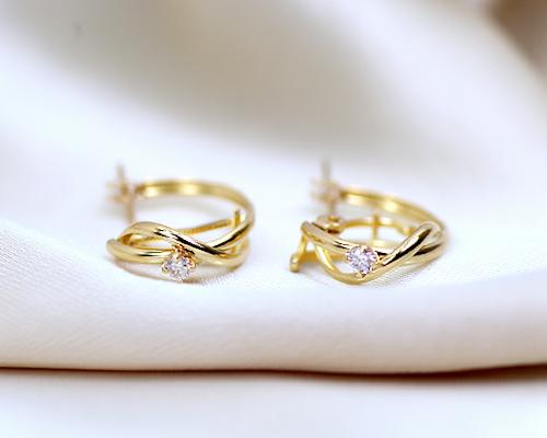 Rakuten - K18 0.06ct ダイヤモンド クロッシング ピアス