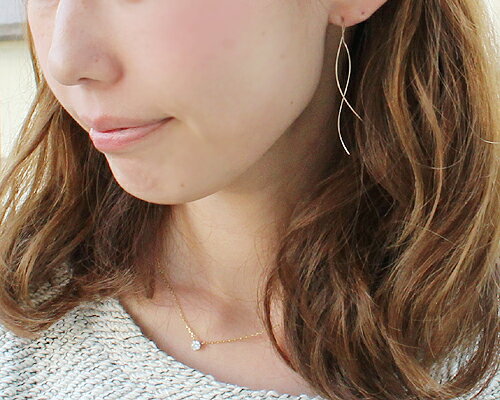 しなやかで華奢なラインと優しく揺れるデザインでエレガントな大人の横顔を魅せる…　K10　エアリーウェーブラインピアス