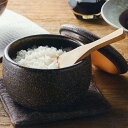 ※ 信楽焼は自然由来の原料を多く用いた手づくりの焼物です。 　色・柄・寸法・容量などに多少の違いが生まれます。 　そのため、ページ記載内容・商品画像との違いによる返品・返金はお受けできません。 【とっても便利な 信楽焼のおはち】 電子レンジで、ふっくらごはんが復活。 信楽焼の魔法「蒸すおひつ」です。 多孔質・吸水性がある耐熱土が、あったかごはんの水分を吸湿・保存します。 電子レンジでおひつごと加熱すると、その水分が吐き出て上記になります。 木のおひつにある特徴と信楽焼の性質をかけあわせ、電子レンジで使う便利なおひつが出来上がりました。 《商品スペック》 【白樺 おはち 1合】 幅 13cm x 奥行き 13cm x 高さ 10cm：容量 1合用 【白樺 おはち 1.5合】 幅 13.5cm x 奥行き 13.5cm x 高さ 12.5cm：容量 1.5合用 【黒柿 おはち 1合】 幅 13cm x 奥行き 13cm x 高さ 10cm：容量 1合用 【黒柿 おはち 1.5合】 幅 13.5cm x 奥行き 13.5cm x 高さ 12.5cm：容量 1.5合用