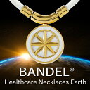 メーカー希望小売価格はメーカーサイトに基づいて掲載していますEarth White×Gold レアアースを採用したネックレス ヘッドにデザインされたBANDELのロゴマークは幸運や力の象徴となる8角形を1つの輪で結び、中心に集まった力が全ての方位に広がることを意味しています。 目的に向かって突き進む”冒険者”をゴールへと導く力強いデザインが特徴です。 デザイン性と機能性を兼ね備えたBANDELの新製品 アスリートのパフォーマンスをサポートしているBANDEL。 独自のテクノロジーによる「パフォーマンスアップ」はもちろん「血行やコリの改善作用」の機能性とデザイン性を兼ね備えています。 「BANDELを身に着けていることが自信につながり、パフォーマンスが上がる」というお客様の期待に応える、ファッション性や日常の着けやすさにもこだわってデザインしております。 最大磁束密度140mテスラ！ 強力なサマリウムコバルト磁石と並列配置を採用 採用された12個のサマリウムコバルト磁石は、強力な磁力を持つレアアースのひとつで、熱やサビにも強く、通常の磁石は80℃で磁力が弱まるのに対し、サマリウムコバルト磁石は350℃以上の高温でも減磁しづらい特徴があります。さらに、磁気効率を最も高める為にS極N極を同一方向に向けた並列配置を採用し管理医療機器認証を取得。 その結果「BANDELヘルスケアネックレス」が持つ磁力は、磁気医療アクセサリーの中でもトップクラスの最大磁束密度140mテスラです。 つけ心地にこだわる ! 軽くて強いチタン素材を採用 ヘッド部分には、軽くて強いチタンを採用し、さらに腐食に強いチタンIPメッキを施しました。 チタンは主な金属の中で、「金属アレルギーを起こしにくい素材」として知られており人の身体と最も良い相性を持つため、体内に埋め込む医療用インプラントや人工骨心臓弁、医療器具などにも広く用いられています。 また、ネックレス特有の着脱の煩わしさをなくすスナップ式のジョイントパーツを採用しています。 カラー White×Gold 素材 ループ：PVC TPU 化合素材 + サマリウムコバルト磁石 ヘッド：チタン サイズ 47cm(ループ 45cm/ヘッド 2cm) 医療機器認証番号 301AGBZX00071000 原産国 日本 ご注意 ・効果には個人差があります。 ・ご使用状況によっては色移りなど、変色が起きる場合がございます。 ・チタンは錆びにくく金属アレルギーの心配も少ない金属ではありますが、すべての方に当てはまるとは限りませんので、十分ご注意の上ご使用ください。 ・着用したまま温泉やプール、入浴剤入りの風呂等をご利用になりますと、ラバー部分のコーティング剥がれの原因となりますのでお控えください。 ・水気や汗などがついたまま放置、保管しますと変色やコーティング剥がれ等の原因となります。水気はよくふき取り、乾燥させてください。 ・製品の仕様は予告なしに変更となる場合があります。予めご了承くださいませ。 ・お使いのモニターにより色の見え方が実際の商品と異なる場合がございます。