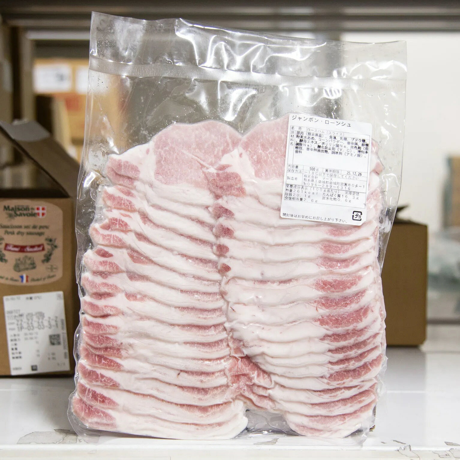 特徴熊本県産豚を使用したロースハム（スライス）です。1週間の塩漬と低温でじっくり火入れされた製法により、しっとりとした食感とまろやかな甘みが特徴です。塩分控えめでクセがなく、お子様にも食べやすい味わいのため、幅広いお客様にご提案しやすいアイテムです。朝食ビュッフェやサンドイッチ、前菜、オードブルなど様々なメニューにご使用いただけます。使用上の注意開封後はお早めにお召し上がりください。主な用途製菓、製パン全般でご使用いただけます。