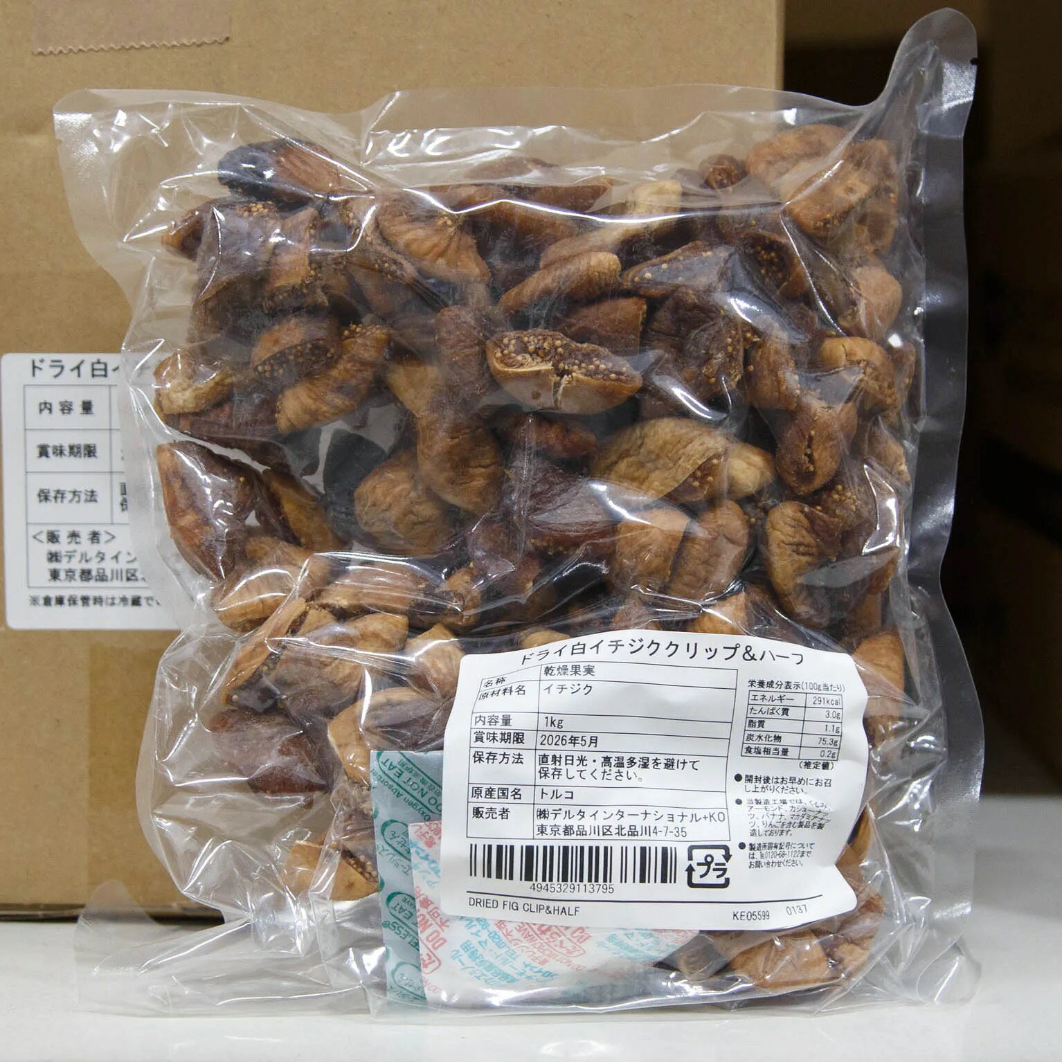 特徴甘味のある白いちじくを1/2もしくは1/4サイズにカットしてあるので、製菓・製パンへの練り込みやトッピングに手軽に使用できる人気商品です。オスマン社とは、創立以来技術革新と開発を続け、世界最高水準の技術のもと、イチジクやレーズン、デーツなどを加工し、40か国以上に輸出を行っています。風力発電の推進や水、エネルギー使用量削減などに尽力し、2023年には自社工場電力の100％ソーラーパワー化を実現しました。ドライフルーツの生産、加工、輸出事業においてトルコ国内最大級の市場シェアを誇ります。また、CSR活動として国や社会に関する問題に向き合い、従業員の住環境改善や子どもたちの学習機会を広げれるよう学校を建設した企業です。使用上の注意現地製造工場にて選別を行っておりますが、異物、夾雑物が残っている場合があります。選別を行ってからご使用ください。開封後は直射日光、高温多湿を避け速やかに使用して下さい。主な用途製菓、製パン全般でご使用いただけます。