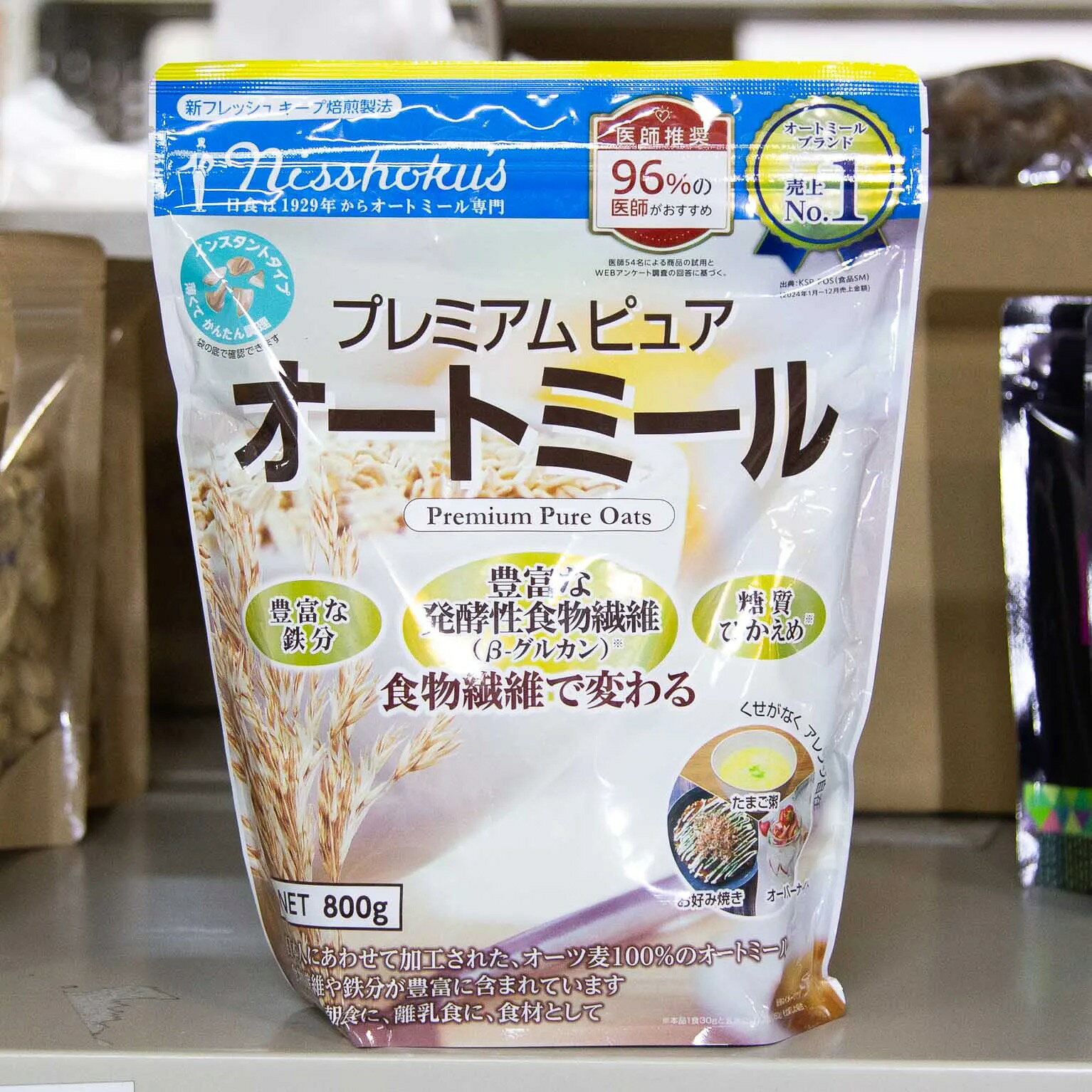 特徴オーツ麦を100%使用したオートミールです。オートミールには、水溶性食物繊維である発酵性食物繊維(β-グルカン)が豊富に含まれています。β-グルカンは腸内に届くと、腸内細菌のエサとなって善玉菌を増やし、腸内環境を整える働きがあります。また、水に溶けるとねばりけのあるゲル状になる性質があり、これによって糖質の吸収を緩やかにし、食後の血糖値の急上昇を抑えたり、コレステロールの吸収を抑制する効果が期待されています。さらに、腸内細菌がβ-グルカンを発酵・分解する際に短鎖脂肪酸という物質が生まれ、これが腸の健康維持や免疫機能のサポートにも関わるとされています。また、オートミールは糖質が控えめで、白米ごはんや玄米ごはんに比べて糖質量は半分以下と言われています。※乳児用規格適用商品使用方法既に加熱加工しているので、そのままお召し上がりいただけますが、お粥状に調理するとオートミールが柔らかくなり、消化しやすくなります。グラノーラ、クッキー、パン、ケーキの原料として、ハンバーグのつなぎとしてもご使用いただけます。シチューやスープ、お味噌汁などに加えてお召し上がりいただけます。使用上の注意製品の中に穀皮の一部などが混入することがありますが原料の一部です。離乳食や介護食などとしてご使用される場合は、ご注意のうえ、取り除いてご使用ください。開封後はチャックを閉めて密封し、湿気などを避けてください。袋がとけるおそれがあるので、使用中のオーブンやトースター等の近くでは保存しないでください。主な用途製菓、製パン全般でご使用いただけます。