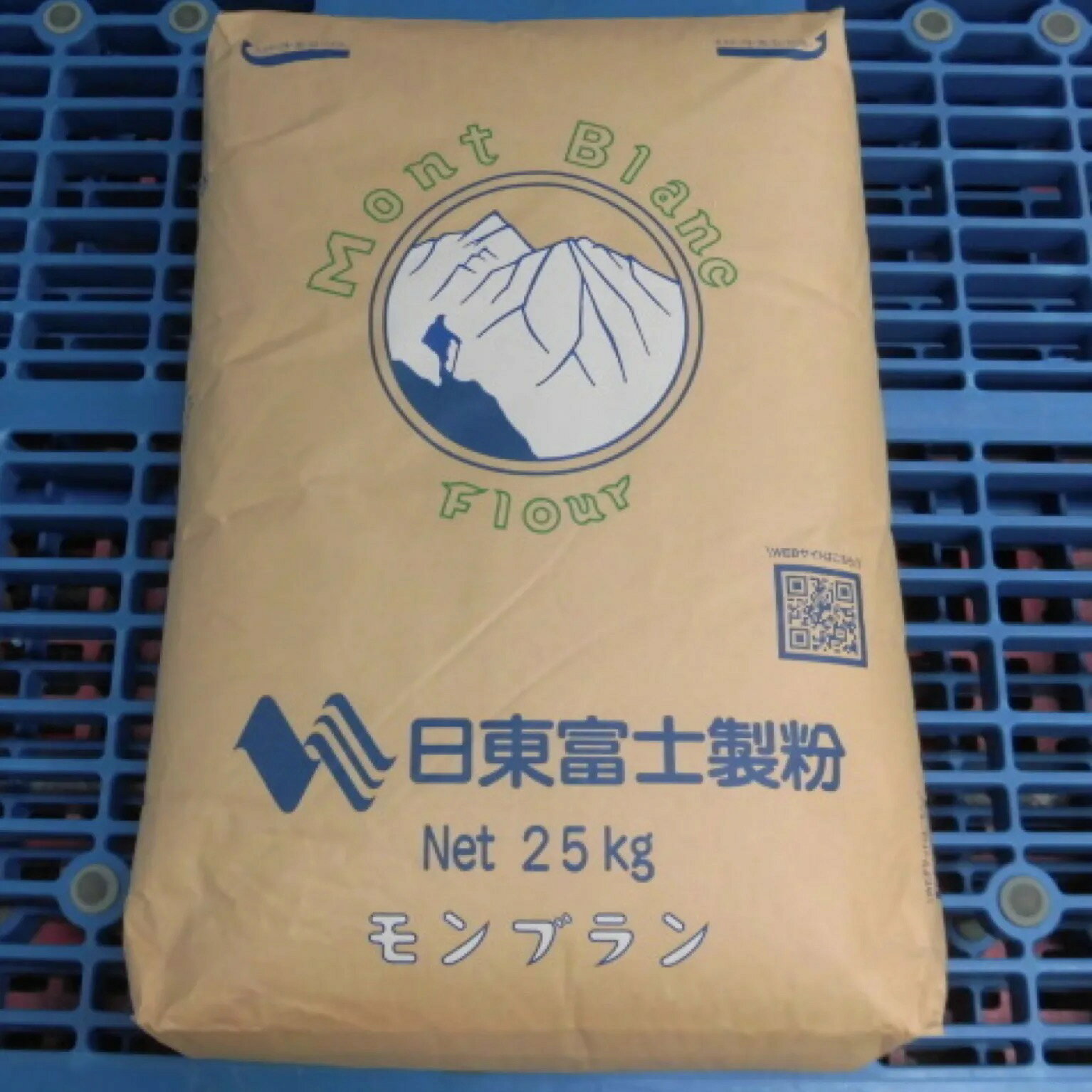 特徴香りが高く、旨味が濃いフランスパン用粉です。厳選された小麦から、日本で古くから続く小麦粉の製法にとらわれず、小麦の旨味を存分に引き出せるよう様々な挽き方を試行錯誤して生まれた、小麦本来の美味しさを引き出した小麦粉です。特に低温長時間発酵との相性が良好で、生地を捏ね上げた後、低温で発酵を抑えながら熟成を進めることで、より一層、優れた風味と旨みを引き出せます。たんぱく値が一般的なフランスパン用粉よりも高いため、長時間発酵後も適正な生地状態を保つことができ、安定した作業性が得られます。焼き上げたパンは時間が経過しても曳きが強くならず、美味しさが持続します。小麦粒度の幅が広いため、加水が多いパンでもしっかりと骨格を作り出すことが出来るため、特にハースブレッドに向いています。シンプルな配合でも味わい深い生地に仕上がり、他の素材と組み合わせると、その素材や具材の味を上手に引き立てます。飽きの来ない小麦本来のおいしさを引き出したモンブランは、フランスパン等のハード系食事パンやペストリーのアイテムにおすすめです。　日東富士製粉は、時代の先端を行く生産設備や技術をいち早く導入し、時代のニーズにマッチした、おいしくて、便利で、信頼性の高い小麦粉・プレミックス・加工製品を製造しています。最新鋭の設備とコンピューター制御による高度な生産管理システムを導入することで、原料の受け入れから製品の出荷に至るまで、徹底した省力化を可能にしました。また、より優れた品質を追求するとともに、安全・安心な商品を供給するため、中央研究所及び品質保証部では原料及び商品に関するアプリケーションの研究・開発と食品分析を行っています。原料の選別から精選、篩分けによって様々な用途の小麦粉を製品化し、厳格な食品安全の管理体制により、安心・安全な製品が生まれています。成分灰分：0.42%蛋白：12.3%主な用途製菓、製パン全般でご使用いただけます。