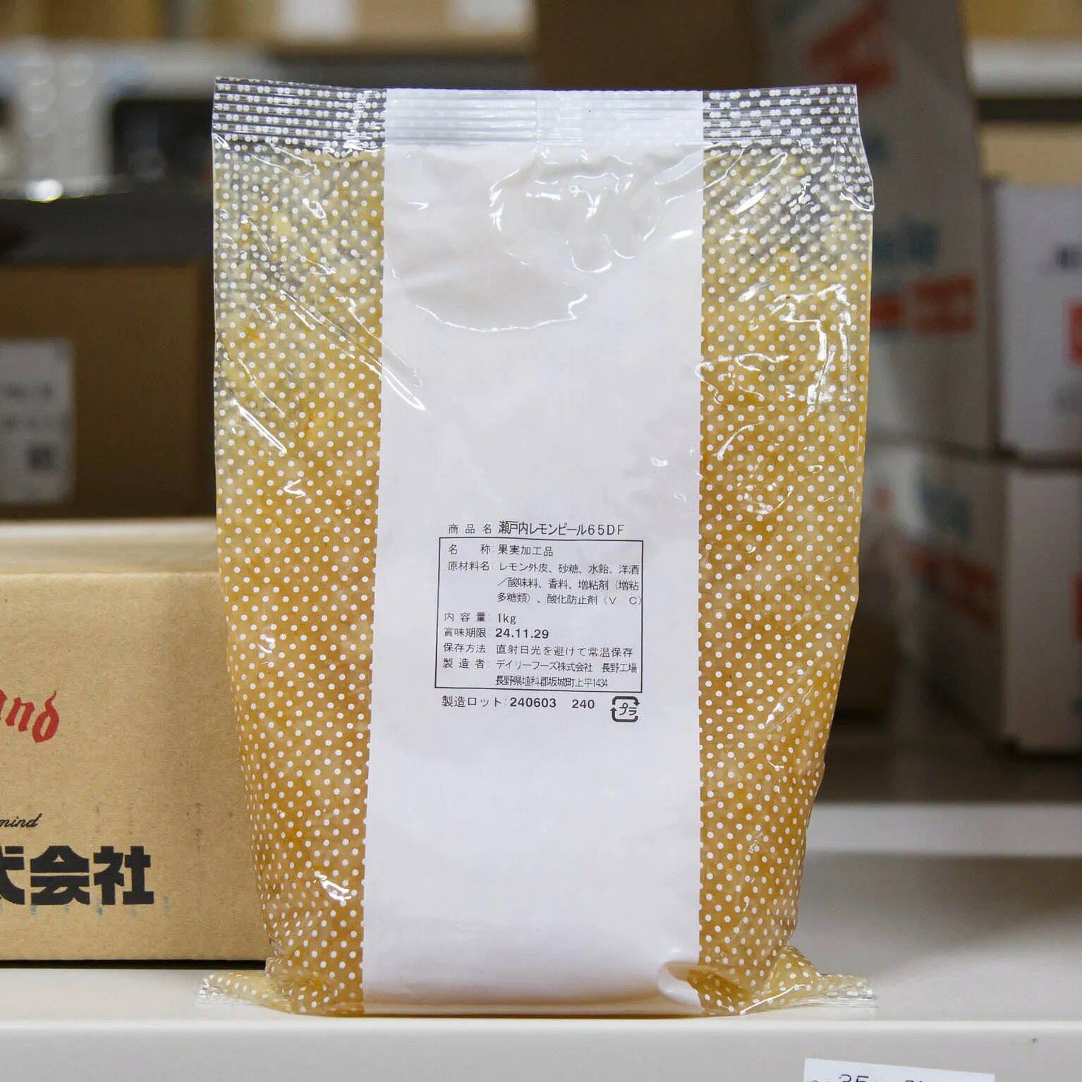 特徴瀬戸内産レモンの果皮を使用し、爽やかな酸味とほのかなビター感が特徴のレモンピールです。洋酒の香りが加わり、食感のアクセントを加えてくれるアイテムです。焼き菓子やクリームなど幅広くご使用いただけます。瀬戸内レモンはふっくらとした丸みと爽やかで強い香りが特徴の品種です。レモンは、温暖な気候と豊富な日照量に恵まれた瀬戸内地方で栽培され、トゲが少なく実が傷つきにくいのも育てやすい品種です。また、病害に強く、果汁の酸味がまろやかで幅広く使用されています。指数pH：3.0糖度(Brix)：65°一般生菌数：300以下/g使用上の注意経時的に変化する事もあります。 時間の経過とともに、レモンの風味が変化しますが、品質には問題ございません。レモン外皮には、一部アザのあるものも含まれます。主な用途製菓、製パン全般でご使用いただけます。