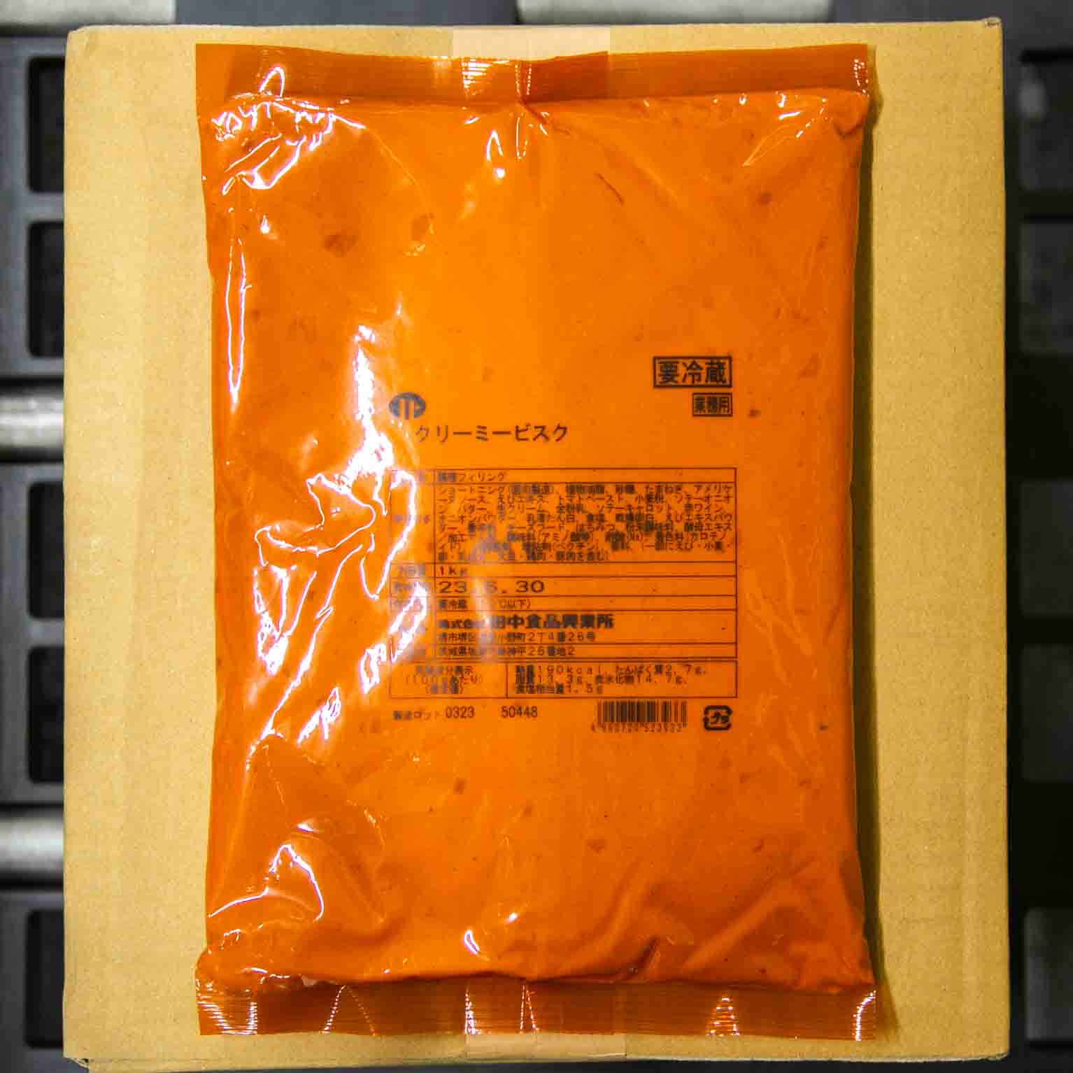 特徴エビ風味が効いた濃厚でクリーミーなビスクフィリングです。魚介特有の臭みを赤ワインやハーブ等でマスキングすることで魚介の旨味、乳成分のコク、野菜の甘みのバランスが取れたアイテムです。加工しやすい適度な保形性をもちつつ、クリームスープのようななめらかな口溶けに仕上げています。鮮やかなオレンジ色で売り場に華やかさを加えることができ、フォカッチャサンドやピザなどに最適なアイテムです。使用上の注意開封は清潔に行い異物が混入しないように注意して下さい。取扱器具等は、充分に洗浄・殺菌したものを使用して下さい。副材料を使用する場合や、熱加工しない場合(サンドなど)は、保存性の確認が必要です。主な用途製菓、製パン全般でご使用いただけます。