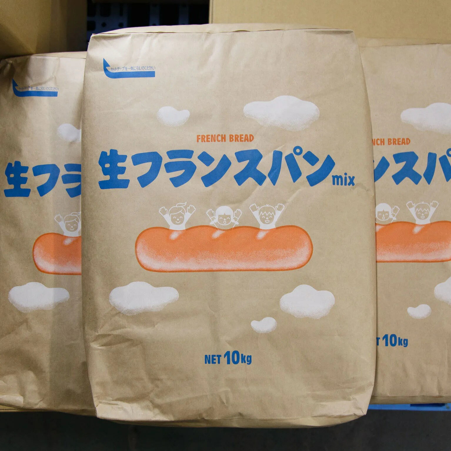 特徴外は薄く柔らかいクラスト、内側は「もっちり」「しっとり」「ふわふわ」とした食感のフランスパンを作ることが出来るミックス粉です。多加水のため、焼きたてだけでなく、3日後でも焼かずに美味しく食べることが出来ます。ほんのり甘さがあり、サンドイッチやソフトフランス、カレーパンなど幅広くご使用いただけます。使用上の注意※酵素は、加熱して失活した最終商品には表示の必要はありません。※表示特定原材料等に記載している小麦、大豆は添加物製剤に含まれる食品素材由来です。主な用途製菓、製パン全般でご使用いただけます。