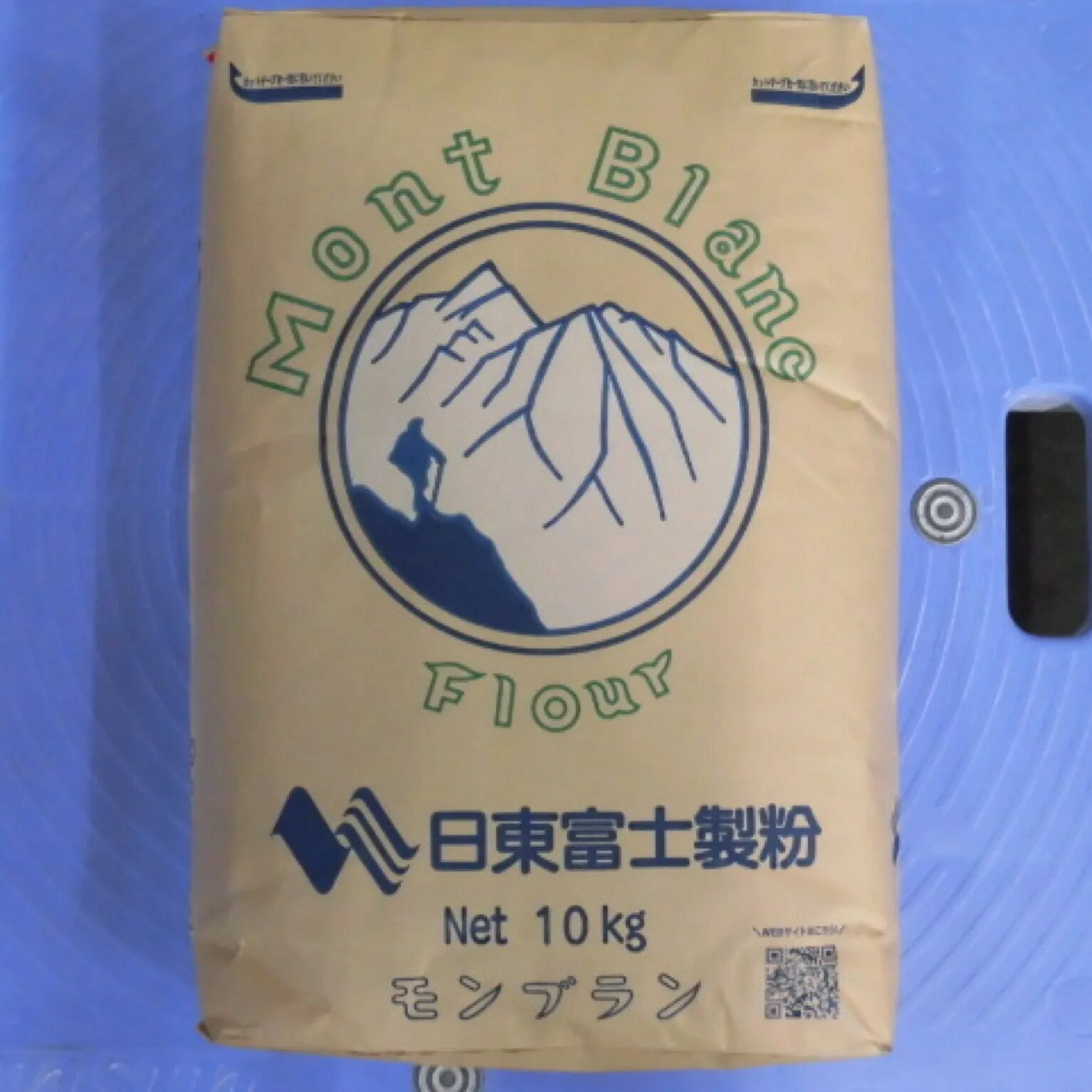 特徴香りが高く、旨味が濃いフランスパン用粉です。厳選された小麦から、日本で古くから続く小麦粉の製法にとらわれず、小麦の旨味を存分に引き出せるよう様々な挽き方を試行錯誤して生まれた、小麦本来の美味しさを引き出した小麦粉です。特に低温長時間発酵との相性が良好で、生地を捏ね上げた後、低温で発酵を抑えながら熟成を進めることで、より一層、優れた風味と旨みを引き出せます。たんぱく値が一般的なフランスパン用粉よりも高いため、長時間発酵後も適正な生地状態を保つことができ、安定した作業性が得られます。焼き上げたパンは時間が経過しても曳きが強くならず、美味しさが持続します。小麦粒度の幅が広いため、加水が多いパンでもしっかりと骨格を作り出すことが出来るため、特にハースブレッドに向いています。シンプルな配合でも味わい深い生地に仕上がり、他の素材と組み合わせると、その素材や具材の味を上手に引き立てます。飽きの来ない小麦本来のおいしさを引き出したモンブランは、フランスパン等のハード系食事パンやペストリーのアイテムにおすすめです。　日東富士製粉は、時代の先端を行く生産設備や技術をいち早く導入し、時代のニーズにマッチした、おいしくて、便利で、信頼性の高い小麦粉・プレミックス・加工製品を製造しています。最新鋭の設備とコンピューター制御による高度な生産管理システムを導入することで、原料の受け入れから製品の出荷に至るまで、徹底した省力化を可能にしました。また、より優れた品質を追求するとともに、安全・安心な商品を供給するため、中央研究所及び品質保証部では原料及び商品に関するアプリケーションの研究・開発と食品分析を行っています。原料の選別から精選、篩分けによって様々な用途の小麦粉を製品化し、厳格な食品安全の管理体制により、安心・安全な製品が生まれています。成分灰分：0.42%蛋白：12.3%主な用途製菓、製パン全般でご使用いただけます。
