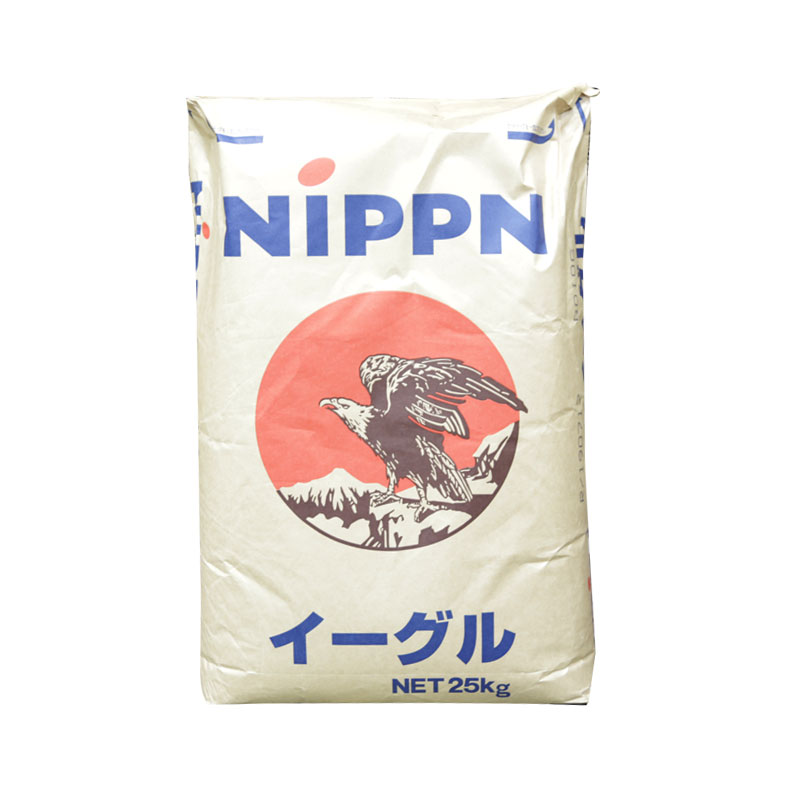 原材料 小麦粉 アレルゲン (特定原材料7品目のみ記載) 小麦 コンタミネーション 記載無 内容量 25kg 栄養成分(100gあたり) エネルギー…348kcal 脂質…1.5g ナトリウム…0mg たんぱく質…12.0g 炭水化物…71.6g 食塩相当量…0g 保存方法 直射日光や高温多湿のところを避け、冷暗所で保存してください。 商品説明 【特徴】 日本製粉のイーグルは,パン専門店でよく使用されている有名な高級強力粉です。 グルテンが多く含まれている為,ボリュームのあるソフトな食感の仕上がりになります。作業性にも優れています。 パン本来の味を楽しめることもあり多くのパン屋さんでも使用されておりますが初心者の方にもオススメです。 食パン,菓子パン,惣菜パン,ベーグルなど幅広くお使い頂けます。 フランスパンなどのハード系のパンにはイーグルだけでは適しておりませんのでフランスパンをお作りの際は粉の2割程度を薄力粉に置き換える様にして下さい。 ホームベーカリーとの相性もばっちりです。 【利用方法】 食パン、テーブルロール、菓子パンなどに 【成分】 灰分0.38％　粗たん白12.0％ ※記載のたん白値は、原料事情により変更させていただく場合がございます。 発送の目安 1〜4営業日以内 　　 ※パッケージは変更されている場合が御座います。 内容の変更が無い場合は、お取替えのご対応は出来かねます。 ご了承下さい。