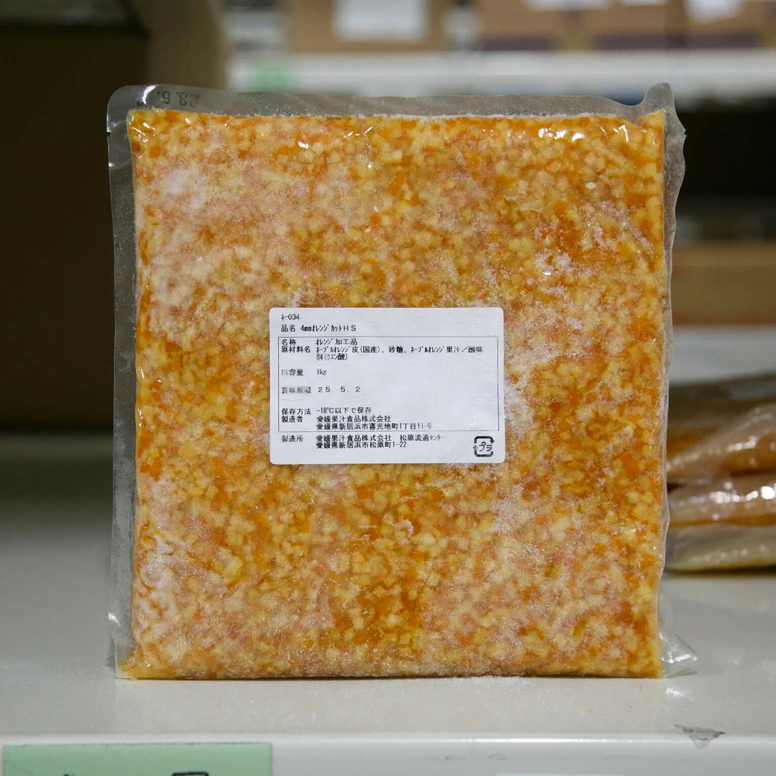 概要 特徴香料や洋酒をあえて使用せず、本来の香り成分を最大限に引き出し、新鮮さを全面に出した4mmカットの冷凍ネーブルオレンジです。果実の個性と向き合うために、多くの手作業をしているからこそ安定した高品質の「愛媛果汁クオリティ」が実現しています。キレのあるスッキリとした香りが特徴のオレンジを使用し、徹底した品質管理のもと作られています。4mmにカットされていることで、生地に練りこむ際などにバランスよく分散されるので、作業性もよいアイテムです。パンや焼き菓子の練り込みやトッピングとして幅広くご使用いただけます。指数pH：3.0±0.5糖度(Brix)：50±3一般生菌数：1000以下/g主な用途製菓、製パン全般でご使用いただけます。 原材料 【原材料】ネーブルオレンジ皮(日本)、砂糖、ネーブルオレンジ果汁【添加物】酸味料(クエン酸)【原産国】日本 内容量 1KG 栄養成分(100gあたり) (100gあたり)エネルギー…205kcal脂質…0.1gたんぱく質…0.4g炭水化物…50.5g食塩相当量…0.001g アレルギー物質(特定原材料7品目) オレンジ コンタミネーション 記載なし 保存方法 -18℃以下で冷凍保存して下さい。開封後は冷蔵で保管し、早めにご使用ください。 発送方法 冷凍 製造者 愛媛果汁食品 販売者 愛媛果汁食品 発送の目安 在庫がある場合は最短翌営業日発送。在庫がない場合はメーカー入荷後発送 　　 ※パッケージは変更されている場合が御座います。 内容の変更が無い場合は、お取替えのご対応は出来かねます。 ご了承下さい。