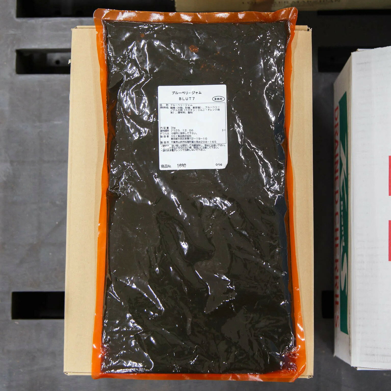 特徴北米産ブルーベリーを使用したジャムです。トッピングやサンド用としてお使いいただけます。指数pH：3.4±0.3糖度(Brix)：67°±2一般生菌数：以下300/g使用上の注意・開封後、使い残しは密封して冷蔵保存し、早めにお使い下さい。・切り口で手などを切らない様、取扱いに注意して下さい。・袋のまま電子レンジで加熱しないで下さい。主な用途製菓、製パン全般でご使用いただけます。
