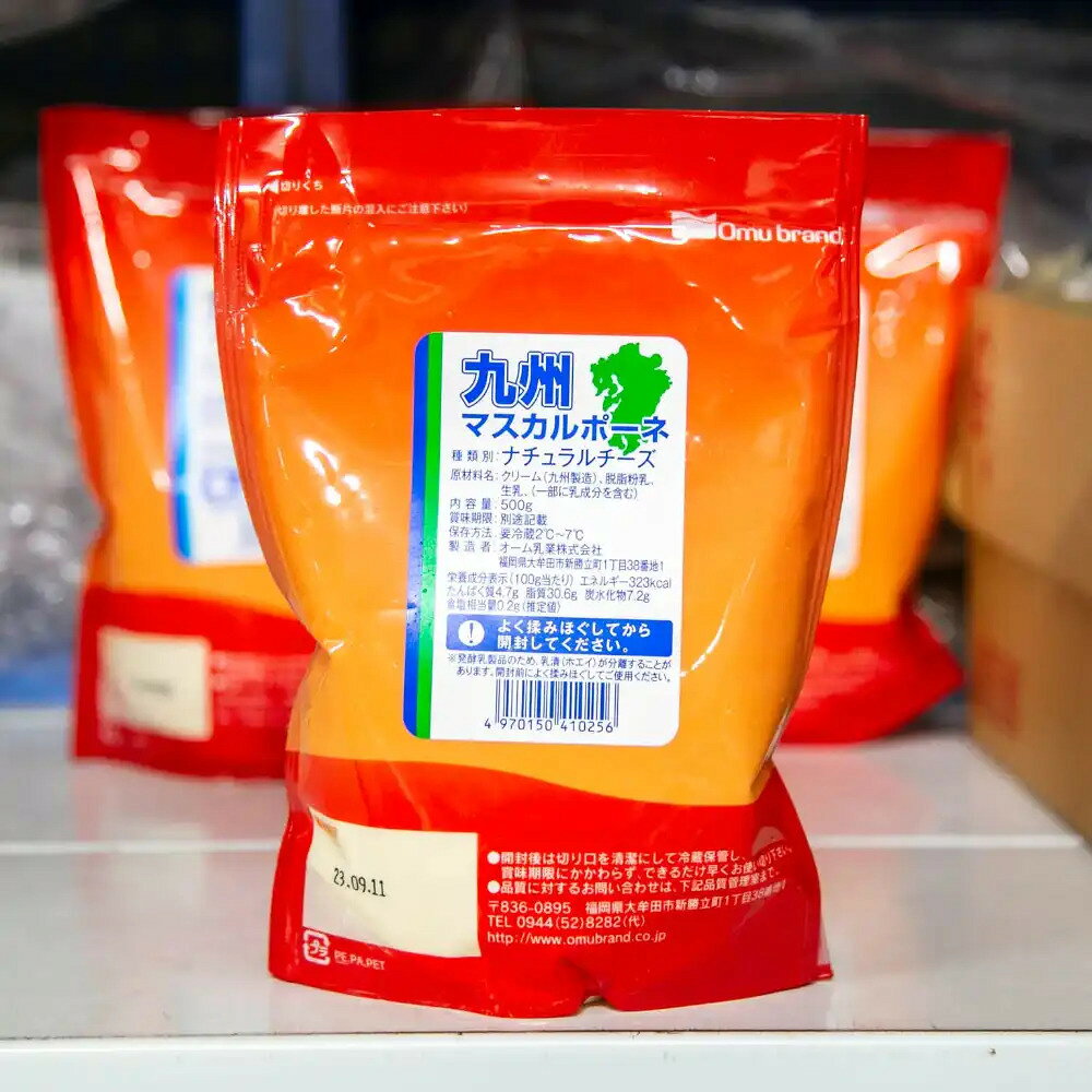 概要 特徴濃厚なミルク風味とさっぱりとした味が特徴的なマスカルポーネです。物性はなめらかで、フルーツやジャムと合わせてそのままデザートとしても召し上がることができます。オーム乳業のマスカルポーネはイタリアの一般的なマスカルポーネよりも乳脂肪分が低いためライトな仕上がりになっており、ミルクのコクよりも甘味が際立っています。オーム乳業は福岡県大牟田に位置し、九州産の生乳を原料としています。アイテムは福岡・熊本を中心に、オーム乳業近郊の小規模の酪農家が生産する九州産の生乳を原料として、少量ずつ生産されています。生乳生産地の近さ、そして少量生産だからできる鮮度・品質への徹底したこだわりからプロのシェフたちからも高い評価を得ています。お取り扱い上の注意点・発酵乳製品ですので、乳清(ホエイ)が分離することがあります。必ず開封前によく揉みほぐしてからご使用ください。・開封後は賞味期限にかかわらず、できる限り早くご使用ください。・乳・乳製品を多く使用しているため、若干の熱変成物が生じる事があります。主な用途製菓、製パン全般でご使用いただけます。 原材料 【原材料】クリーム(九州製造)、脱脂粉乳、生乳、(一部に乳成分を含む)【添加物】なし【原産国】日本 内容量 500g 栄養成分(100gあたり) (100gあたり)エネルギー…323kcal脂質…30.6gたんぱく質…4.7g炭水化物…7.2g食塩相当量…0.2g アレルギー物質(特定原材料7品目) 乳 コンタミネーション 記載なし 保存方法 冷蔵(2℃~7℃)で保存して下さい。 発送方法 冷蔵 製造者 オーム乳業 販売者 オーム乳業 発送の目安 在庫がある場合は最短翌営業日発送。在庫がない場合はメーカー入荷後発送 　　 ※パッケージは変更されている場合が御座います。 内容の変更が無い場合は、お取替えのご対応は出来かねます。 ご了承下さい。