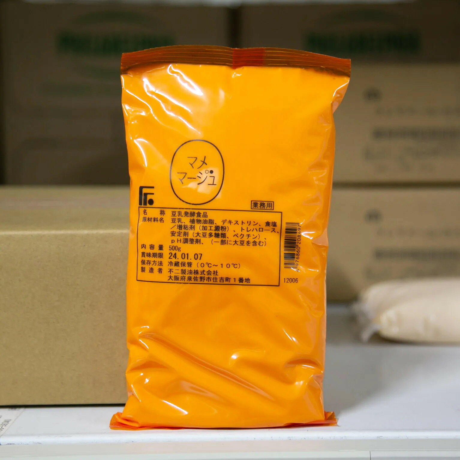 概要 特徴なめらかな食感と存在感があるボディが特徴の動物由来原料不使用でクリームチーズのような豆乳発酵食品です。世界初の特許製法(USS製法)で、主原料である「低脂肪豆乳」を厳選された乳酸菌で発酵させることで旨味・塩味を増加させ、芳醇な発酵風味とコクのある仕上がりになっています。スムージーやクリームチーズの代わりに料理に使用したり、製菓素材との相性が良いので素材の味を最大限に引き立てるアイテムです。主な用途製菓、製パン全般でご使用いただけます。 原材料 【原材料】豆乳、植物油脂、デキストリン、食塩【添加物】増粘剤(加工澱粉)、トレハロース、安定剤(大豆多糖類、ペクチン)、pH調整剤、(一部に大豆を含む)【原産国】日本 内容量 500g 栄養成分(100gあたり) (100gあたり)エネルギー…300kcal脂質…26.7gたんぱく質…2.3g炭水化物…12.7g食塩相当量…0.9g アレルギー物質(特定原材料7品目) 大豆 コンタミネーション 記載なし 保存方法 冷蔵(0~10°C)にて保存して下さい。 発送方法 冷蔵 製造者 不二製油 販売者 不二製油 発送の目安 在庫がある場合は最短翌営業日発送。在庫がない場合はメーカー入荷後発送 　　 ※パッケージは変更されている場合が御座います。 内容の変更が無い場合は、お取替えのご対応は出来かねます。 ご了承下さい。
