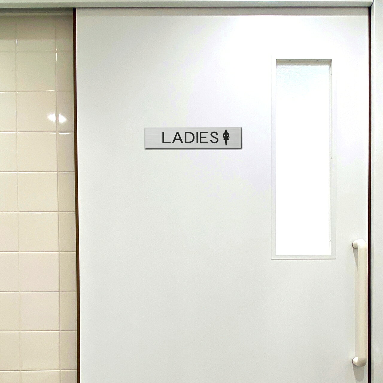 ドアプレート (LADIES マーク付き) ステンレス調 シルバー 女子トイレ 女性用 レディース おしゃれ トイレ 便所 御手洗い レストルーム サインプレート 扉 銀 シール式 日本製 水濡れOK 屋外対応 メール便 送料無料 katachi-lab-10001102 表札 サインプレート かたちラボ サンプル画像3