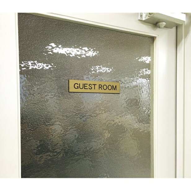 ドアプレート (GUEST ROOM) 真鍮風 ゴールド ゲストルーム 表示プレート お客様専用 ゲスト用 おしゃれ ドアサイン サインプレート 部屋の名前 扉 軽くて丈夫 金 日本製 水濡れOK 屋外対応 シール式 メール便 送料無料 [2]