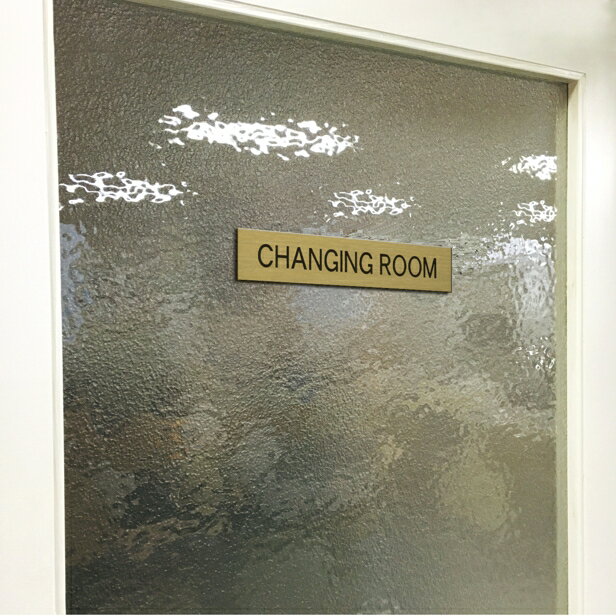 ドアプレート (CHANGING ROOM) 真鍮風 ゴールド おしゃれ ドアサイン 試着室 更衣室 チェンジングルーム サインプレート 部屋の名前 扉 表示サイン 軽くて丈夫 金 日本製 水濡れOK 屋外対応 シール式 メール便 送料無料 2