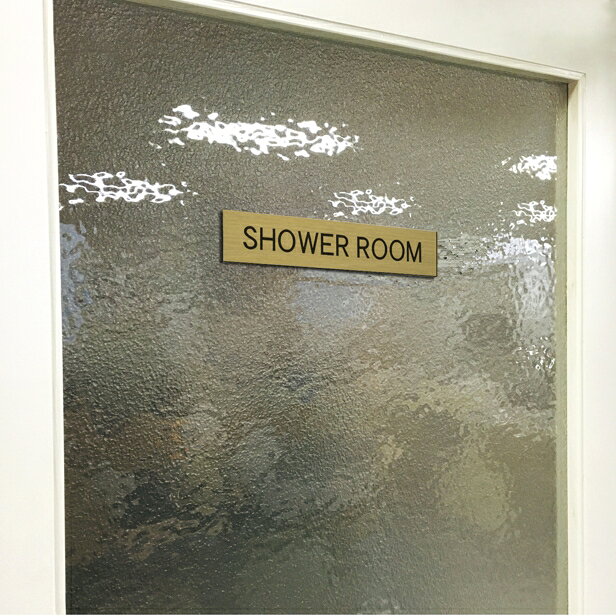 ドアプレート (SHOWER ROOM) 真鍮風 ゴールド シャワールーム シャワー室 おしゃれ ドアサイン サインプレート 部屋の名前 扉 表示サイン 軽くて丈夫 錆びすに綺麗 金 日本製 水濡れOK 屋外対応 シール式 メール便 送料無料 [2]