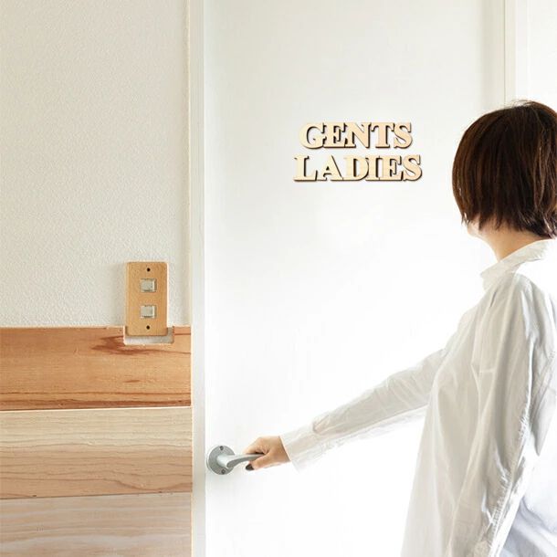 【BIG】【3色】大きな英語のトイレサイン [GENTS LADIES] 大きいトイレマーク おしゃれ かわいい 店舗 施設 会社 男女 レストルーム 御手洗 あいち認証材 天然木 貼るだけ シール式 メール便 送料無料 katachi-lab-10000036 表札 サインプレート かたちラボ サンプル画像3