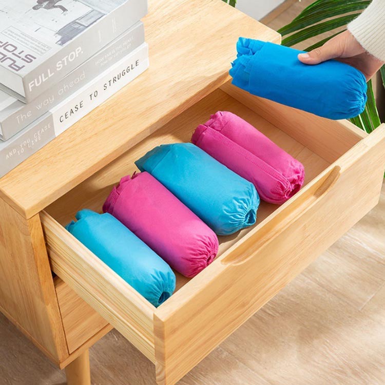 防水 汚れ防止 土足 耐摩耗性 滑り止め 室内 不織布 使い捨て シューズカバー すべり止め レインカバー 静電気防止 左右兼用 靴カバー フリーサイズ 飲食店 耐油 通気性良い 事務所 環境にやさしい 着脱簡単 ブルー ピンク(4)