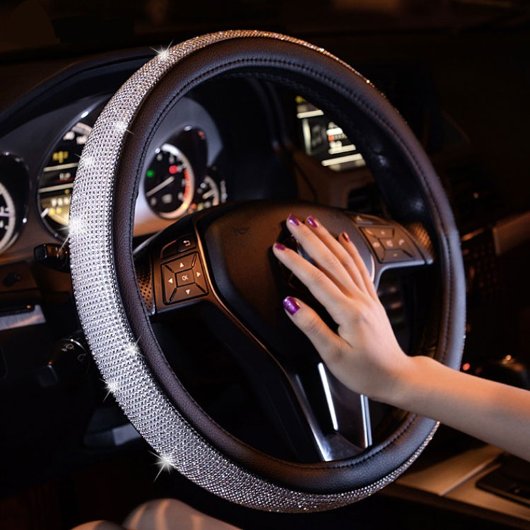 PUレザー ハンドルカバー 握りやすい 普通車 キラキラ ステアリングカバー ラインストーンハンドルカバ..