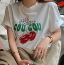 チェリー ロゴ Tシャツ 半袖 トップス カットソー 白 ホワイト サクランボ 果物 おしゃれ 可愛い ガーリー ダンス 衣装 ヒップホップ HIPHOP レディース ガールズ キッズ 韓国 ストリート 服 プリント デザイン ゆったり 大きいサイズ
