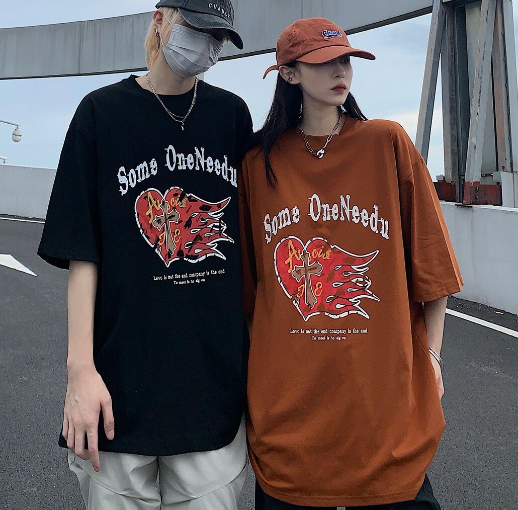 ハート　ロゴ　Tシャツ　2色　ブラック　黒　ブラウン　半袖　トップス　カットソー　十字架　プリント　デザイン　大きいサイズ　ビッグ　ゆったり　ダンス　衣装　ヒップホップ　HIPHOP　レディース　メンズ　ガールズ　個性的　奇抜　韓国　レトロ　ヴィンテージ風