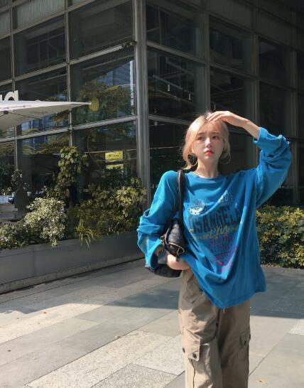 乐天商城 - レトロ　ロゴ プリント　バックプリント　長袖　トップス　カットソー　Tシャツ　ブラック　黒　ブルー　青　長め　ダンス　衣装　ヒップホップ　HIPHOP　レディース　ガールズ　ストリート　韓国　おしゃれ　奇抜　派手　大人　個性的