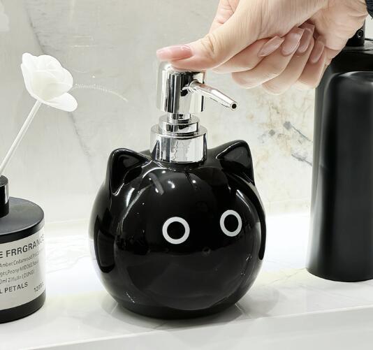 「即納」ネコ　猫　ソープディスペンサー　陶器　詰め替え容器　詰め替え ボトル　ホルダー　韓国　雑貨　インテリア　北欧　おしゃれ　洗面所　ハンドソープ　容器　収納　大容量　ソープ　ポンプ　ソープボトル　かわいい　液体　食器用洗剤 プレゼント