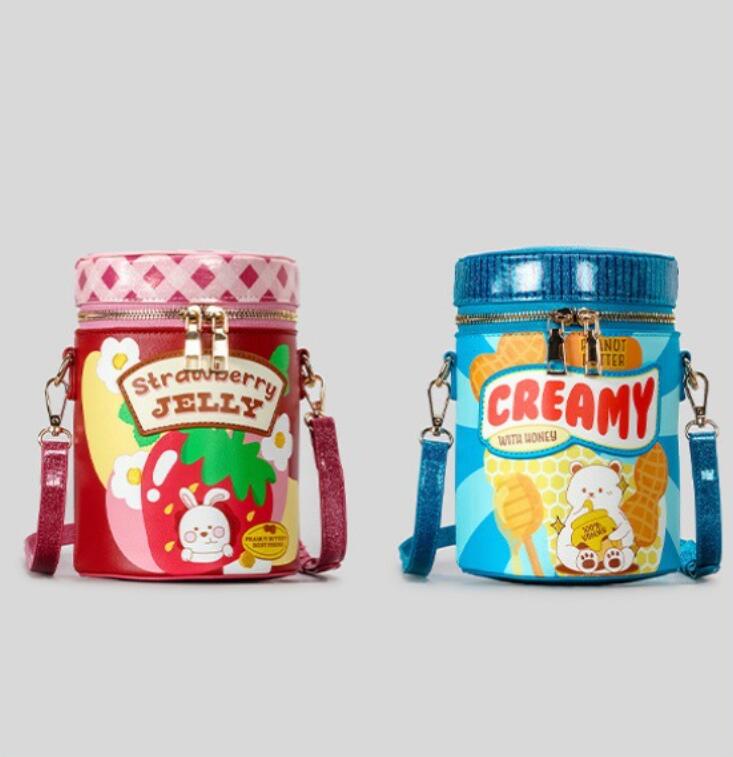 レトロなジャム瓶・ピーナッツバター瓶をリアルに再現した筒型ショルダーバッグが登場。 可愛いうさぎ・くまのキャラクタープリントがアクセント！2 種類のカラーからお選びいただけます。 【商品特徴】 ※瓶（ジャー）を模した個性的な筒型フォルム ※2 タイプ：ストロベリージェリー（赤）/ ピーナッツクリーム（水色） ※取り外し可能なショルダーストラップ、斜めがけ・肩掛け両用 ※ロリータ、原宿ガーリー、レトロコーデにぴったり ※コンパクトなミニサイズ、リップ・スマホ・小物を収納可能 【おすすめシーン】 テーマパーク、カフェ巡り、デート、イベント、コスプレ 女友達への誕生日プレゼント・ギフトに最適 【サイズ】 本体：画像をご確認ください。 素材：合皮 ※手測りのため、サイズに若干の誤差が生じる場合がございます 【注意事項】 ※生産ロットにより細部プリント、カラーに微妙な差異が生じる可能性があります ※PC・スマホモニター環境により画像と実物の色味が異なる場合がありますサイズ画像をご確認くだいさい。生産国：中国