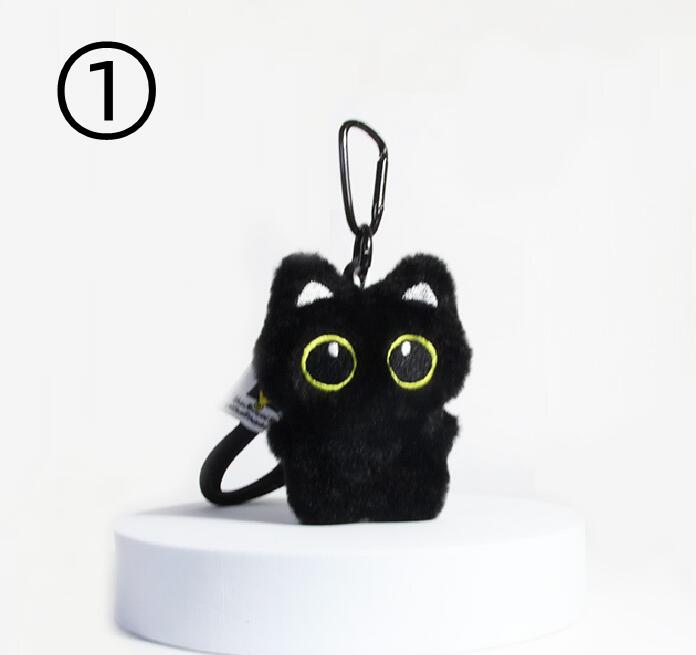 大きなイエローアイが特徴の、もこもこ黒猫ぬいぐるみバッグチャームです。 ノーマル、ニットマフラー、リボン、ベルトゴーグルなど全9種類のデザインからお選びいただけます。カラビナとハンドストラップ付き。 カラビナでリュック、トートバッグ、ポーチなどに手軽に吊るせます。 カジュアル、ガーリー、ストリートなど様々なコーデのアクセントになります。 友達への贈り物、誕生日プレゼント、推し活グッズとしておすすめです。 【商品仕様】 ラインナップ：全9種類 付属品：カラビナ、ハンドストラップ 素材：ポリエステル、布、プラスチック、金属 用途：バッグチャーム、キーホルダー、プレゼント 【ご注意】 ※ノーブランド雑貨となります。ブランド正規品ではございません。 ※小さい部品が含まれます。幼児の手の届かない場所に保管してください。 ※生産ロットにより生地の風合い、色彩に若干個体差が生じる場合があります。 ※カラビナ、ストラップに過度な荷重をかけると破損する恐れがあります。 ※洗濯不可。汚れは柔らかい布で軽く拭き取ってください。 キーホルダー,バッグチャーム,ぬいぐるみチャーム,黒猫,クロネコ,猫,ネコ,もこもこ,ふわふわ,カラビナ付き,ストラップ付き,マフラー,リボン,鞄アクセサリー,かばん飾り,推し活,雑貨,小物,プレゼント,ギフト,誕生日