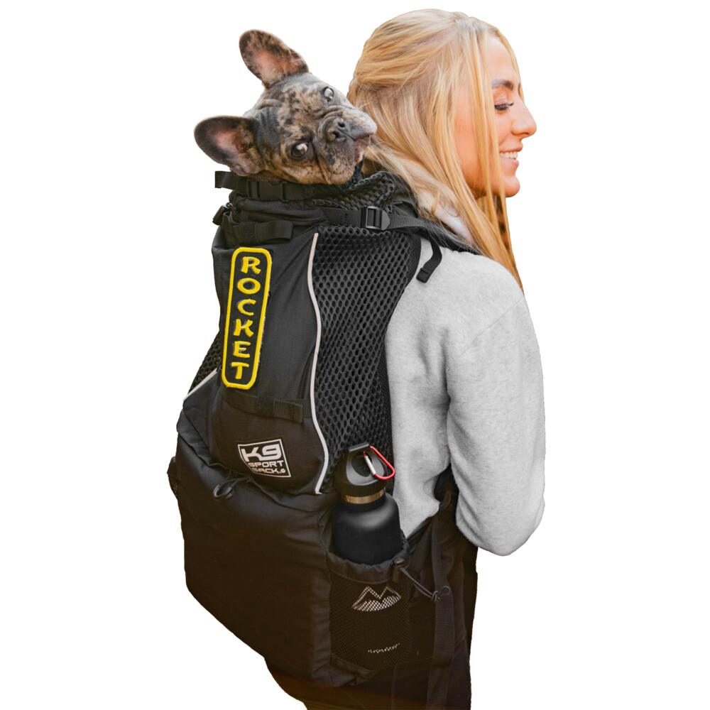 K9 Sport Sack Knavigate　ブラック　ペット　ペット用品　犬用品　アウトドア リュックサック　ドッグキャリー 犬用リュック　背負うタイプのキャリーバッグ　リュック型キャリーバッグ　ペットキャリーバッグ リュック　犬キャリーバッグ サイクリング、登山や街中など、ワンちゃんの歩きづらい場所にもお勧めです。災害時、瓦礫やガラスの破片で愛犬が地面を歩く事が出来ない場合は「K9スポーツサック」が役立ちます。ワンちゃんが安心できる前抱えスタイルでも使用できます。Knavigateは、K9 Sport Sack のバックパック ドッグキャリアすべての機能を組み合わせたものです。最も幅広いサイズ、XS−XL展開です。内部フレームとパッド入りのヒップベルトが装備されており、すべての体型のより多くの犬／飼い主を快適にサポートします。Knavigateは最も幅広い犬種に対応しておりワンちゃんとのより長いコミュニケーションや、より活発な活動を可能にします。このキャリアは小型犬〜大型犬に対応しています。【XS】適応背丈（しっぽの付け根から首輪まで）：25〜33cm　胴回り：58cmまで【S】適応背丈（しっぽの付け根から首輪まで）：33〜43cm　胴回り：69cmまで【M】適応背丈（しっぽの付け根から首輪まで）：43〜51cm　胴回り：71cmまで【L】適応背丈（しっぽの付け根から首輪まで）：51〜58cm　胴回り：79cmまで【XL】適応背丈（しっぽの付け根から首輪まで）：58〜66cm　胴回り：94cmまで適応体重：23kgまで 2