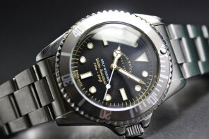 エイジング加工を施したヴィンテージ・デザインのVAGUEWATCHCo.【ヴァーグ・ウォッチ・カンパニー】GLYFAD自動巻き腕時計/100m防水