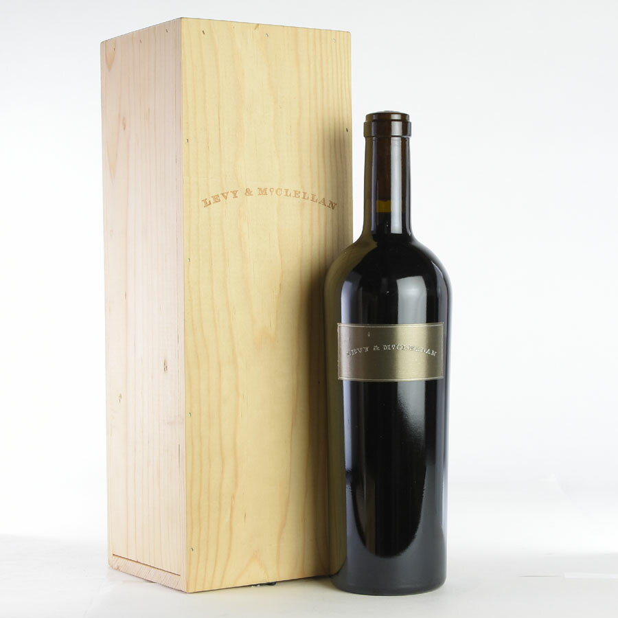 生産者レヴィ＆マクレランLevy & McClellanワイン名カベルネ ソーヴィニヨンCabernet Sauvignonヴィンテージ2011容量750ml解説パーカーポイント: (90 - 93)点予想される飲み頃：2013 - 2025The attractive, lighter-styled 2011 Cabernet Sauvignon offers up hints of red and black fruits, licorice, forest floor and underbrush. It is not herbaceous, but it has nowhere near the weight, richness, staying power or length of the 2009 or 2010. This should turn out to be an attractive 2011 to enjoy over the next 10-12 years.(209, The Wine Advocate 31st Oct 2013) レヴィ＆マクレラン一覧へレヴィ＆マクレラン Levy & McClellan カリフォルニアの最強夫妻が手掛けるカルトワインハーラン・エステートのワインメーカーとして長年活躍してきたボブ・レヴィと、スローンやブランキエなどの一流ワイナリーで素晴らしいコンサルティングを行ってきた妻のマーサ・マクレランが2004年に立ち上げ、これまでに見事なワインを生み出してきました。ブドウ畑二人とも、丘陵地のプレミアム・ヴィンヤードで何年も仕事をしていたので、ヴァレーを囲む丘陵地に絞って探しました。しかも、山の麓でもなく、山の頂上でもない、彼らのワインスタイルに適している谷の西側の丘陵地に絞ったのです。 午前と午後の日照量のバランスをとるためブドウの木は北から南に向かって植えられています。 ブドウ畑は、土壌の微生物叢(そう)ができるだけ健全であるように有機農法で栽培されています。カバークロップを植えていますが、春と夏には耕さず（むしろ刈り取ります）、除草剤も使用しません。また、土壌を圧縮するトラクターも使用しません。ワイン造りボブとマーサは、早い段階で、タンニンの構造や口当たりなど、タンニンの表現の重要性に気づきました。 ボルドーの著名なコンサルティング・ワインメーカーであるミシェル・ローラン氏のおかげで、自分自身のワイン造りに対する認識が変わったとボブ自身考えています。 きれいなワインを造るのではなく、面白くないワインを造るのではなく、カリスマ性があり、深みがあり、その土地のテロワールを表現したワインを造るようになったのです。 ワインは清澄やフィルターをかけず、一次発酵はすべて自然の酵母を使用しています。 彼らのワイン造りで重要なことは、場所の感覚を伝えるワインを造ること、つまり、その土地固有のテロワールを表現することです。 レヴィ＆マクレランでは、マーサがすべてのワイン醸造を統括し、ボブはブドウ畑の管理に専念しています。ワインについて品種の割合は、彼らが最高のワインになると感じたものに基づいて毎年変わります。厳密にはカベルネ・ソーヴィニヨンですが、年によっては他のボルドー品種の比率が高くなることもあります。 ワインは、は全量が割り当てられているため、入手が非常に困難なワインとなっています。フレンチ・ランドリー、メドウッドのレストランやオーベルジュ・デュ・ソレイユなど、地元の厳選されたレストランのワインリストにオンリストされています。 カリフォルニアの最強夫妻が手掛けるカルトワインは、ナパバレーで最も高い価格でリリースされ、その価格は年々上昇しています。