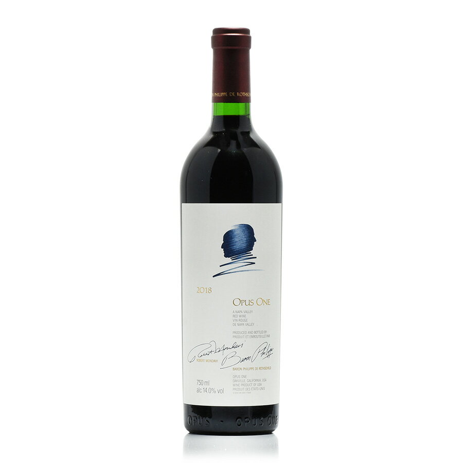 Opus One 2018 明るく大胆なボイセンベリー、温かみのあるカシス、熟したジューシーな黒プラムに加え、ライラック、ウーロン茶、シナモンスティック、耕した土、黒トリュフのニュアンスがグラスから湧きあがります。ミディアムからフルボディの味わいは、歯ごたえのあるブラックフルーツの層がぎっしりと詰まっており、しっかりとした粒状のタンニンと素晴らしいフレッシュさに支えられ、果実味のあるミネラリーな余韻へと続きます。 生産者オーパス ワンOpus Oneヴィンテージ2018容量750ml解説パーカーポイント: 98点予想される飲み頃：2024 - 2058Very deep garnet-purple in color, the 2018 Opus One soars out of the glass with bright, bold boysenberries, warm cassis and ripe, juicy black plums notes, plus emerging nuances of lilacs, oolong tea, cinnamon stick, tilled soil and black truffles. Medium to full-bodied, the palate is packed with tightly wound layers of crunchy black fruits, supported by firm, grainy tannins and fantastic freshness, finishing with lifted fruitiness and on a lingering mineral note.(Issue 253 End of February 2021, The Wine Advocate, 27th Feb 2021) 唯一無二のボルドー・ブレンド オーパス ワン Opus One 日本で最も知名度の高い赤ワインの1つナパのパワーとボルドーのエレガンスを備える唯一無二のボルドー・ブレンドの赤ワイン。 カリフォルニアのナパヴァレーから生まれるオーパスワンは、日本で最も知名度の高い赤ワインの1つです。 フィリップ・ド・ロスチャイルド男爵の率いるボルドーのバロン・フィリップ・ド・ロスチャイルドと、ナパヴァレーのロバート・モンダヴィのジョイント・ヴェンチャーが1978年に生まれました。フィリップ男爵は、ボルドーに元詰めを広め、シャトー・ムートン・ロートシルトを1級に昇格させた伝説的な人物です。ロバート・モンダヴィは1966年にワイナリーを創設した「カリフォルニアワインの父」と呼ばれるワインメーカーです。 2人がナパヴァレーの風土とボルドーの技術を合わせて、世界クラスのボルドータイプのワインを造ろうとして始まりました。ナパヴァレーの聖地とも言えるオークヴィルの畑から、カベルネ・ソーヴィニヨン主体で造られます。カリフォルニアのカルトワインの元祖的な存在でもあります。世界的な名声を一気に確立ナパ・ヴァレー・ヴィントナーズが1981年に開いたプレミア・ナパヴァレー・オークションで、1ケースが2万4000ドルの記録的な高値で落札されました。フランスとアメリカを代表する生産者が手を組んだワインのニュースが駆け巡り、世界的な名声を一気に確立しました。2001年以降マイケル・シラーチの下でさらに品質向上したオーパスワンは、日本国内はもちろん、アメリカ、イギリス、香港など各国の星付きレストランにオンリストされています。世界中のファンを魅了し続けるオーパスワンオーパスワンは当初、モンダヴィ側のティム・モンダヴィとムートン側のパトリック・レオンが手を組んで造っていました。ロバート・モンダヴィがコンステレーション・ブランズに買収された2004年から、オーパスワンは独立した形で経営されています。ムートン・ロートシルトの意見も参考にしますが、現在はチーフワインメーカーのマイケル・シラーチが最終決断をします。着実に品質を向上させています。 グラヴィティ・フローや光学式選果機を導入し、ナパヴァレーの力強い果実味と、ボルドー的な繊細さの両方を持ち合わせるワインとして、世界中のファンを魅了し続けています。 オーパス ワン一覧へ