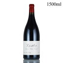 生産者キスラーKistlerワイン名ピノ ノワール ラグーナ リッジ ヴィンヤードPinot Noir Laguna Ridge Vineyardヴィンテージ2017容量1500ml解説パーカーポイント: 93+点予想される飲み頃：2021 - 2031Medium ruby-purple, the 2017 Pinot Noir Laguna Ridge Vineyard offers dried cranberry, dried red and black cherries, cinnamon stick, tobacco leaf and charcuterie with notions of violets, orange peel, tree bark and earthy touches. Medium-bodied and silky, it's youthfully coiled, hinting at latent flavor layers, sturdily framed by lightly chalky tannins and juicy freshness, finishing long and savory. This needs more time in bottle to unwind.(December 2019 Week 3, The Wine Advocate, 20th Dec 2019) 愛好家垂涎のキュヴェを生産 キスラー Kistler キスラー・ヴィンヤーズは、スティーヴ・キスラー氏を中心とするファミリーによって、1978年に創設されたワイナリーです。 UCデイヴィスで学んだキスラーと、UCバークレーで学び化学研究者となったマーク・ビクスラーの2人が、ブルゴーニュに負けないシャルドネを造り、「カリフォルニアのシャルドネの帝王」の座に君臨しています。ロバート・パーカーをはじめ、アメリカの多くの評論家から称賛されています。パーカーは「厳正評価　世界のワイン」の中で、ブルゴーニュの頂点に立つコシュ・デュリがキスラーとマーカッシンを熱愛しているエピソードを紹介しています。「非常に熟して、しっかりした構造を持っている。喜びをもたらすワイン」と手放しで褒めたそうです。ブルゴーニュのグラン・クリュをも凌駕する品質当初から、キスラー・ヴィンヤーズの指標はブルゴーニュの白ワインでした。シャルドネの古典的な風味とアロマを育むために単一畑のブドウを使うことに専心し、現在では10ヵ所以上に所有する自社畑から、ブルゴーニュに倣い畑の名を冠してリリースされるワインは、ときに「ブルゴーニュのグラン・クリュをも凌駕する」とまで言われる品質を備えています。完全でゆっくりとしたマロラティック発酵が極上の品質を生む全てのワインは、完全でゆっくりとしたマロラティック発酵を経ており、その後澱引きをしてから沈殿タンクに移されて、濾過せず瓶詰されます。何一つ急いで行われることはありません。ブルゴーニュに通ずるフィネスやエレガンスが際立つ味わいキスラーの造るワインは、信じられないほどの液化したミネラルと偉大な構造、そして類ない純粋さを併せ持ちます。近年はよりテロワールを表現すべく、樽の影響を控え、ブドウ本来の味わいにフォーカスを当てた造りにシフトし、洗練されたミネラルと酸を基盤に、抜群のバランスで全体をまとめ上げた、ブルゴーニュに通ずるフィネスやエレガンスが際立つ味わいになっています。 キスラー 一覧へ