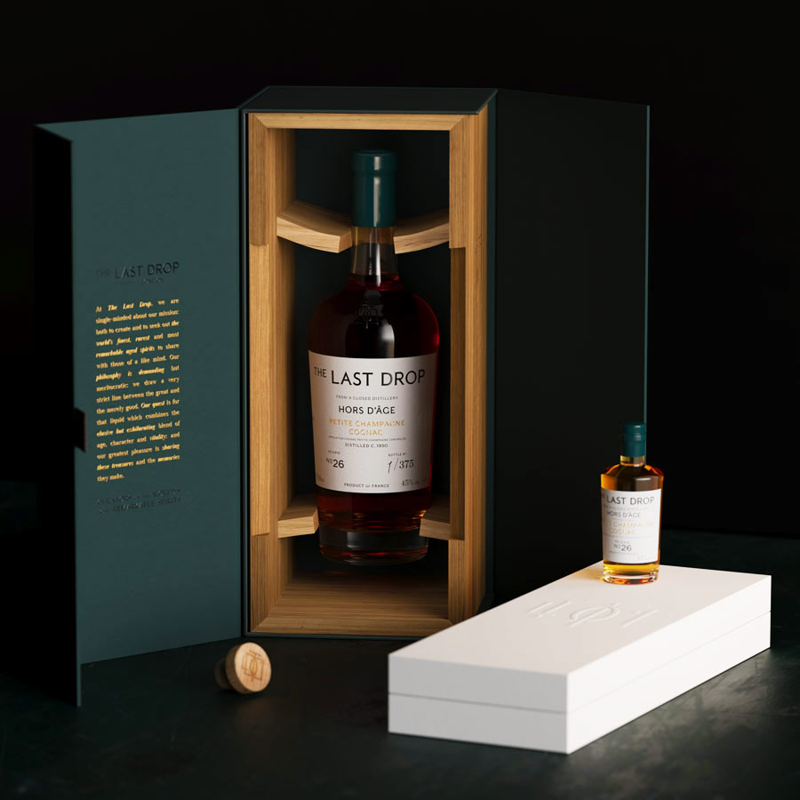 70年の歳月を超えて蘇る伝説のコニャック No. 26 ー 1950 Petite Champagne Cognac戦後間もない1950年、コニャック地方の最高峰地区の一つ「プティット・シャンパーニュ」に位置する家族経営の蒸溜所にて、8代続く伝統の職人が直火式の薪焚きアランビック蒸留器で丁寧に仕込んだ奇跡の原酒。本作（No.26）は、現在は惜しまれつつも閉鎖された伝説的蒸溜所の原酒のみを使用した単一ドメーヌ（シングル・エステート）コニャックです。生産本数は、世界限定375本のみ。フレンチオーク樽で70年以上という果てしない静寂を重ねながら、奇跡的に力強い生命力とフレッシュさを保持。濃密なドライフルーツやランシオ香（熟成香）、シナモンなどの温かみのあるスパイス、そして息をのむほど優雅で長い余韻が広がります。二度と再現できないコニャックの歴史そのものを味わう、極上の逸品です。 生産者ザ　ラスト　ドロップ　ディスティラリーThe Last Drop Distillersワイン名1950　オールダージュ　プティットシャンパーニュ　コニャックHORS D AGE PETITE CHAMPAGNE COGNAC (1950)容量700ml+50ml 世界中から、ただ一つの一滴を。 ザ ラスト ドロップ ディスティラリー The Last Drop Distillers The Last Drop DistillersとはThe Last Drop Distillersは、世界中に眠る希少な熟成酒を探し求めるロンドン発のブランドです。スコッチ、ジャパニーズ、コニャック、ラム、ポート――。カテゴリーではなく、品質、希少性、そして受け継がれる物語を基準に、二度と再現することのできない一本だけを世に送り出しています。・再現できない希少性一度きりのリリース。完売後は二度と同じボトルは生まれません。・世界中から厳選カテゴリーにとらわれず、世界中から卓越した熟成酒だけを選定。・専門家による選定著名なマスターブレンダーやスピリッツの専門家が品質を見極めます。・物語を受け継ぐ一本ごとに受け継がれる歴史や背景も、The Last Dropが大切にする価値です。The Last Dropの哲学「The Last Drop」の哲学は、銘柄やジャンルに縛られず「量より質」を極限まで追求することです。業界の巨匠たちが設立して以来、世界中の最高峰ブレンダーや蒸留家たちと協力し、僅か数本分しか手に入らない希少な熟成酒を探求し続けています。単に珍しいだけでなく、歴史や職人技、熟成が織りなす「真に格別な味わい」だけを厳選。二度と再現できない唯一無二の体験と感動を、本物を知る愛好家へ届けることに妥協なき情熱を注いでいます。この特別な出会いを、ぜひお楽しみください。 ザ ラスト ドロップ ディスティラリー 一覧へ