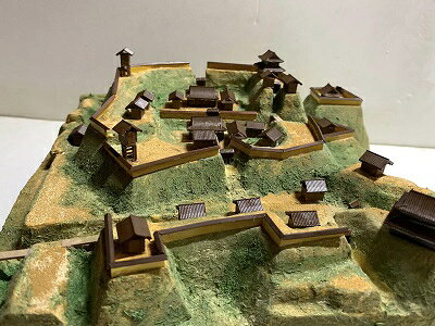 お城のジオラマ鍬匠甲冑屋の[完成品］玉縄城（鎌倉市大船）　ケース付き　日本の城　お城　ジオラマ　模型　プラモデル　城郭模型｜アングル2