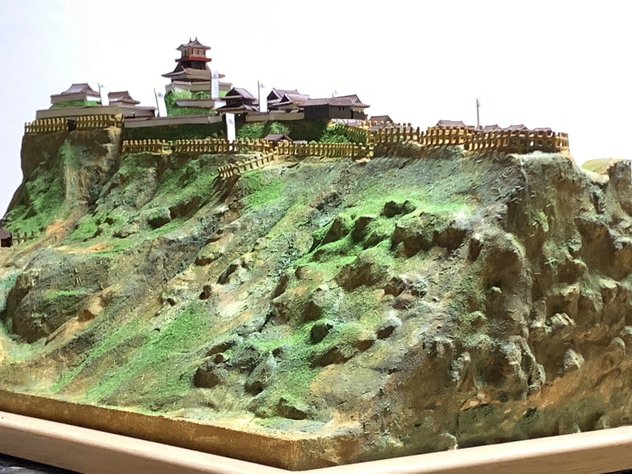 [完成品］小谷城（滋賀県湖北町）A3サイズ　日本100名城　浅井長政　信長、秀吉、光秀ゆかりの城　日本の城　お城　ジオラマ　模型　プラモデル　城郭模型