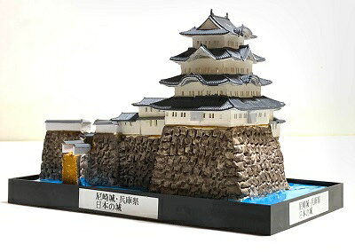 ■尼崎城・兵庫県 城コレ　ケース付き　日本の城　お城のジオラマ模型　プラモデル　インテリア、雑貨、プレゼント、置物、お祝い、おみやげ、和風、飾り、リビング、玄関、オブジェ、おしゃれ、コレクション、ミニチュア、小物 完成品 ※現在の復興天守と屋根の向きが違います。(画像は旧尼崎城天守となります。)※現在の復興天守がご希望の場合は店舗問合せからご連絡ください。お城ミニチュア！コレクションに最適なケース付き。 #歴史 #ミニチュア#お城 ★★城コレ★サンプル画像はミニサイズのジオラマですが、ケース内で作れる範囲での製作となります。 作れない範囲も発生しますのでご了承下さい。★この作品はコレクションケースの土台に直接ジオラマを製作しますのでコレクションケースとジオラマが一体化しております。 ★ 製作期間は製作待ち時間を含めて約30～40日ほど掛かりますが、イベントや誕生日プレゼントなどでお急ぎの場合はご相談ください。 ★季節はお任せとなります。 2