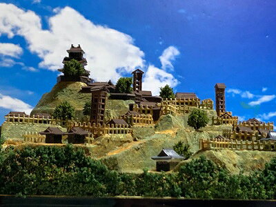 [完成品] 吉田郡山城（郡山城・広島県）　ケース付き　ミニサイズ　国宝　現存天守　日本100名城　日本の城　お城　ジオラマ　模型　プラモデル　城郭模型