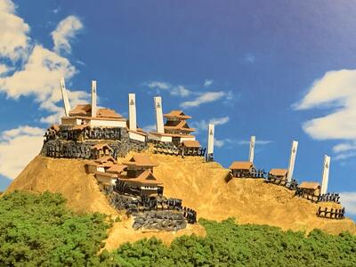 [完成品］鎌刃城（米原市番場）ケース付き　ミニサイズ　続日本100名城　日本の城　お城　ジオラマ　模型　プラモデル　城郭模型