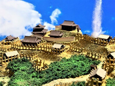 お城のジオラマ鍬匠甲冑屋の[完成品]　越後・節黒城　(新潟県十日町市) ケース付き　ミニサイズ　新田氏ゆかりの城　　日本の城　お城　ジオラマ　模型　プラモデル　城郭模型｜アングル2