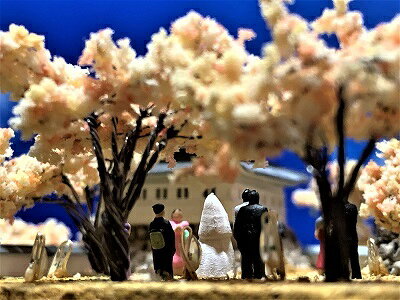 お城のジオラマ鍬匠甲冑屋の[完成品］故郷のお城　結婚式披露宴のウエルカムのミニジオラマ　ケース付き　ミニ18サイズ　建物　ジオラマ　模型　日本の城　故郷のお城を飾りたい!｜アングル2
