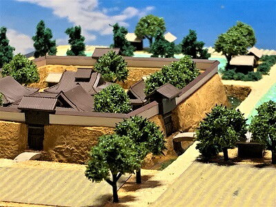 お城のジオラマ鍬匠甲冑屋の[完成品］近江　大原氏館・城　(滋賀県米原市) 推定復元　A4サイズ　　日本の城　お城　ジオラマ　模型　プラモデル　城郭模型　滋賀県の城｜アングル2