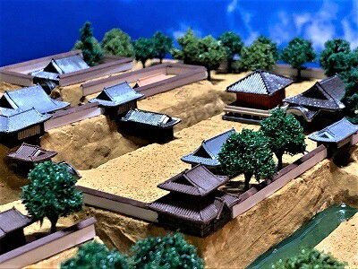 お城のジオラマ鍬匠甲冑屋の[完成品] 鈎の陣屋城　B4サイズ　室町幕府将軍の陣城　日本の城　お城 ジオラマ模型　プラモデル　城郭模型｜アングル2